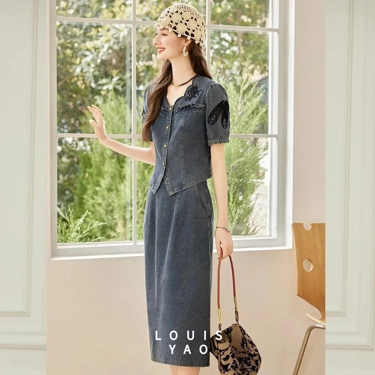 Комплекты LOUISYAO: джинсовая юбка с волнистым воротником и вышивкой, женская блузка с коротким рукавом и юбка, повседневные уличные наряды, лето 2025
Комплекты LOUISYAO: джинсовая юбка с волнистым воротником и вышивкой, женская блузка с коротким рукавом и юбка, повседневные уличные наряды, лето 2025