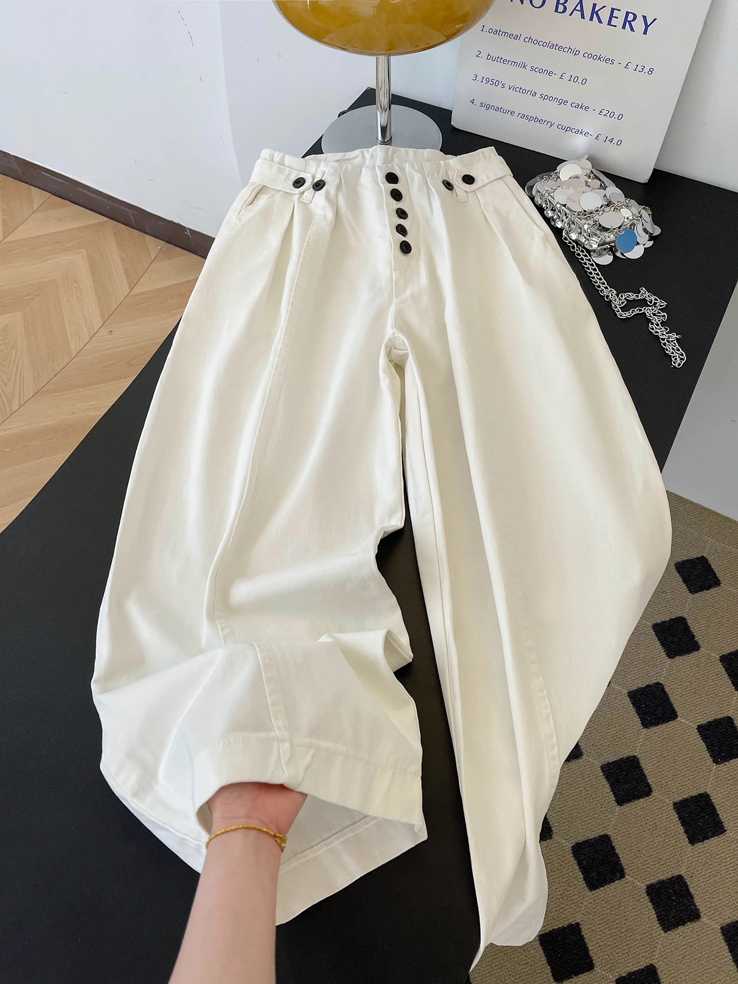 Женские повседневные брюки свободного кроя с широкими штанинами, высокой талией и пуговицами, весенняя новинка, белые, удлиненные, комфортные, с эффектом стройности
Женские повседневные брюки свободного кроя с широкими штанинами, высокой талией и пуговицами, весенняя новинка, белые, удлиненные, комфортные, с эффектом стройности