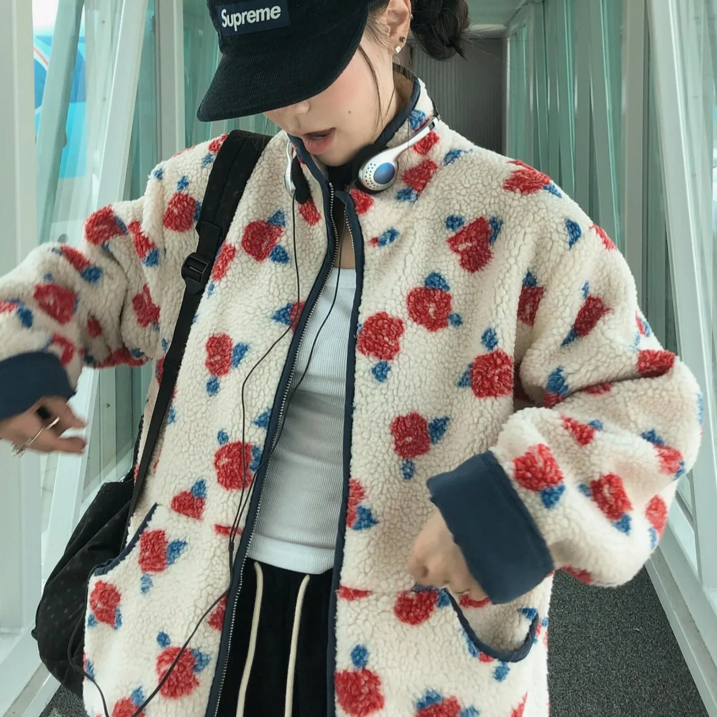 Бархатный тюнер с принтом розы в стиле ретро, осенне-зимнее теплое пальто, два цвета, модное пальто для женщин
Бархатный тюнер с принтом розы в стиле ретро, осенне-зимнее теплое пальто, два цвета, модное пальто для женщин