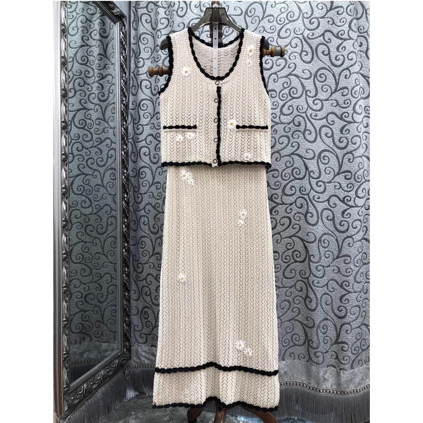 High Quality Women's Set Clothes 2025 Autumn Skirt Suit Lady Flower Embroidery Knitted Cardigan Tops+Mid-Calf Knitting Skirt Set
High Quality Women's Set Clothes 2025 Autumn Skirt Suit Lady Flower Embroidery Knitted Cardigan Tops+Mid-Calf Knitting Skirt Set