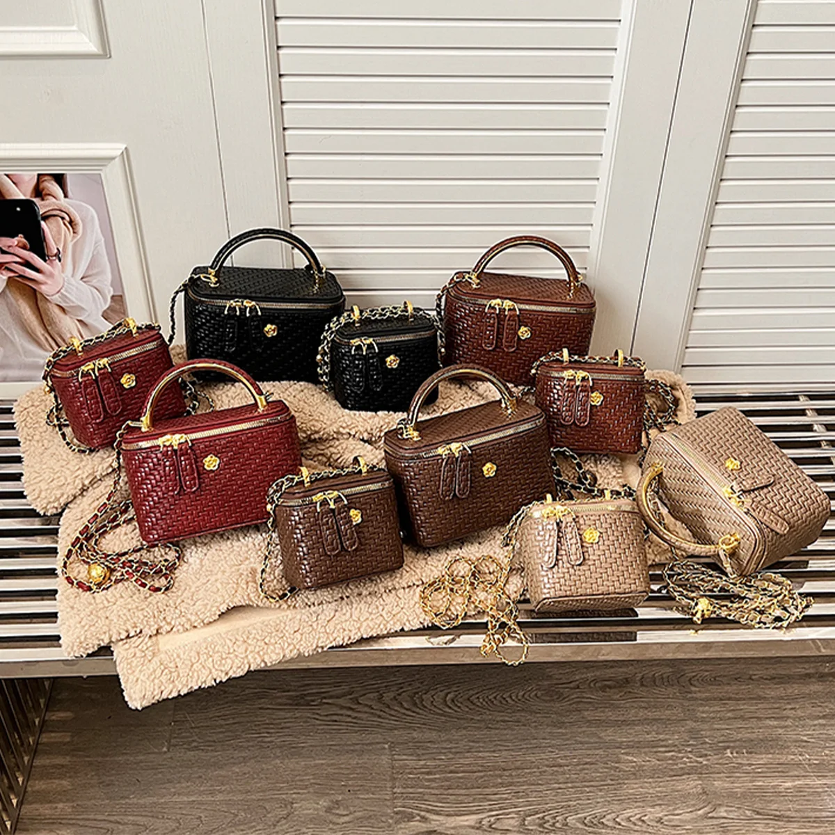 Винтажная тканая сумка через плечо с глянцевой отделкой и золотым цветком, легкая большая вместительная сумка через плечо из искусственной кожи на молнии с регулируемым ремешком
Винтажная тканая сумка через плечо с глянцевой отделкой и золотым цветком, легкая большая вместительная сумка через плечо из искусственной кожи на молнии с регулируемым ремешком