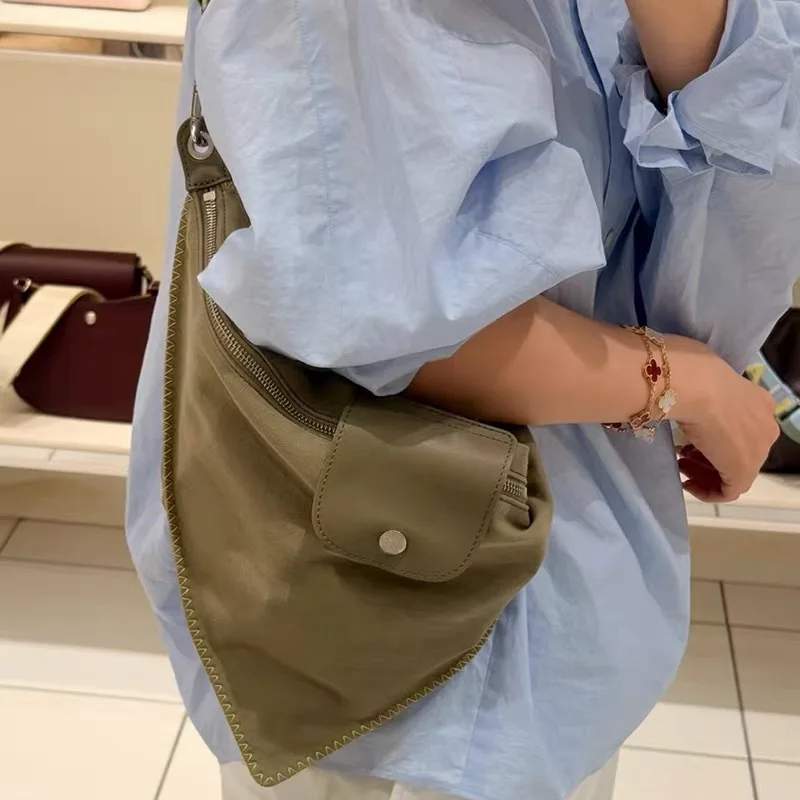 New Armpit Commuter Shoulder Portable Large-capacity Women's Bag with Unique Texture Fashionable Simple and Casual Daily
New Armpit Commuter Shoulder Portable Large-capacity Women's Bag with Unique Texture Fashionable Simple and Casual Daily