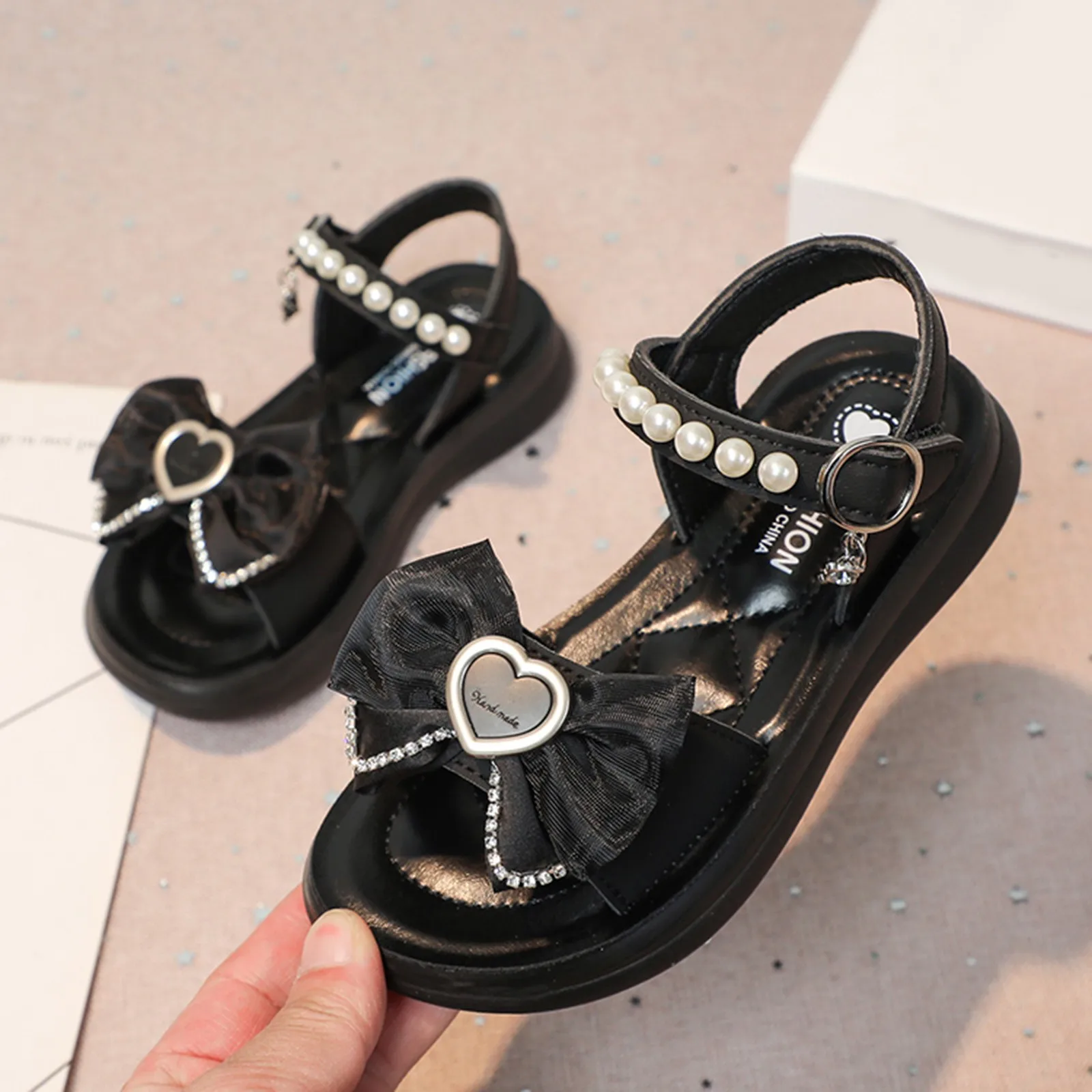 Children's Sandals Soft Sole Fashion Pearl Bow Girl's Princess Shoes Summer Thick Soled Children's Sports Breathable Beach Shoes
Children's Sandals Soft Sole Fashion Pearl Bow Girl's Princess Shoes Summer Thick Soled Children's Sports Breathable Beach Shoes