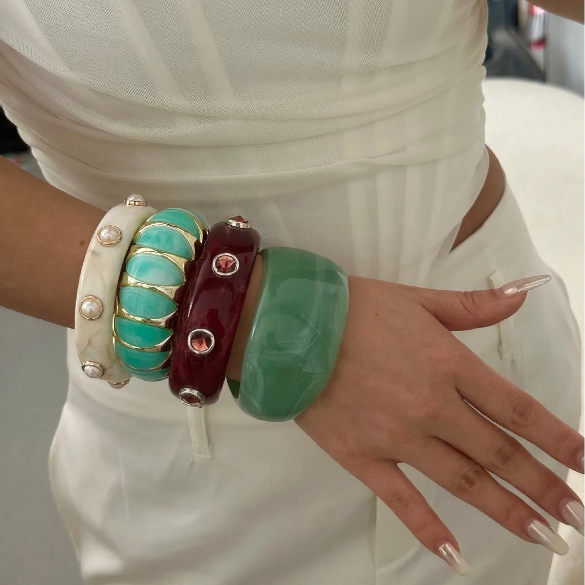 Модный акриловый браслет с вставками из бриллиантов для женщин, разноцветный, эффектный, индивидуальный ювелирный аксессуар
Модный акриловый браслет с вставками из бриллиантов для женщин, разноцветный, эффектный, индивидуальный ювелирный аксессуар