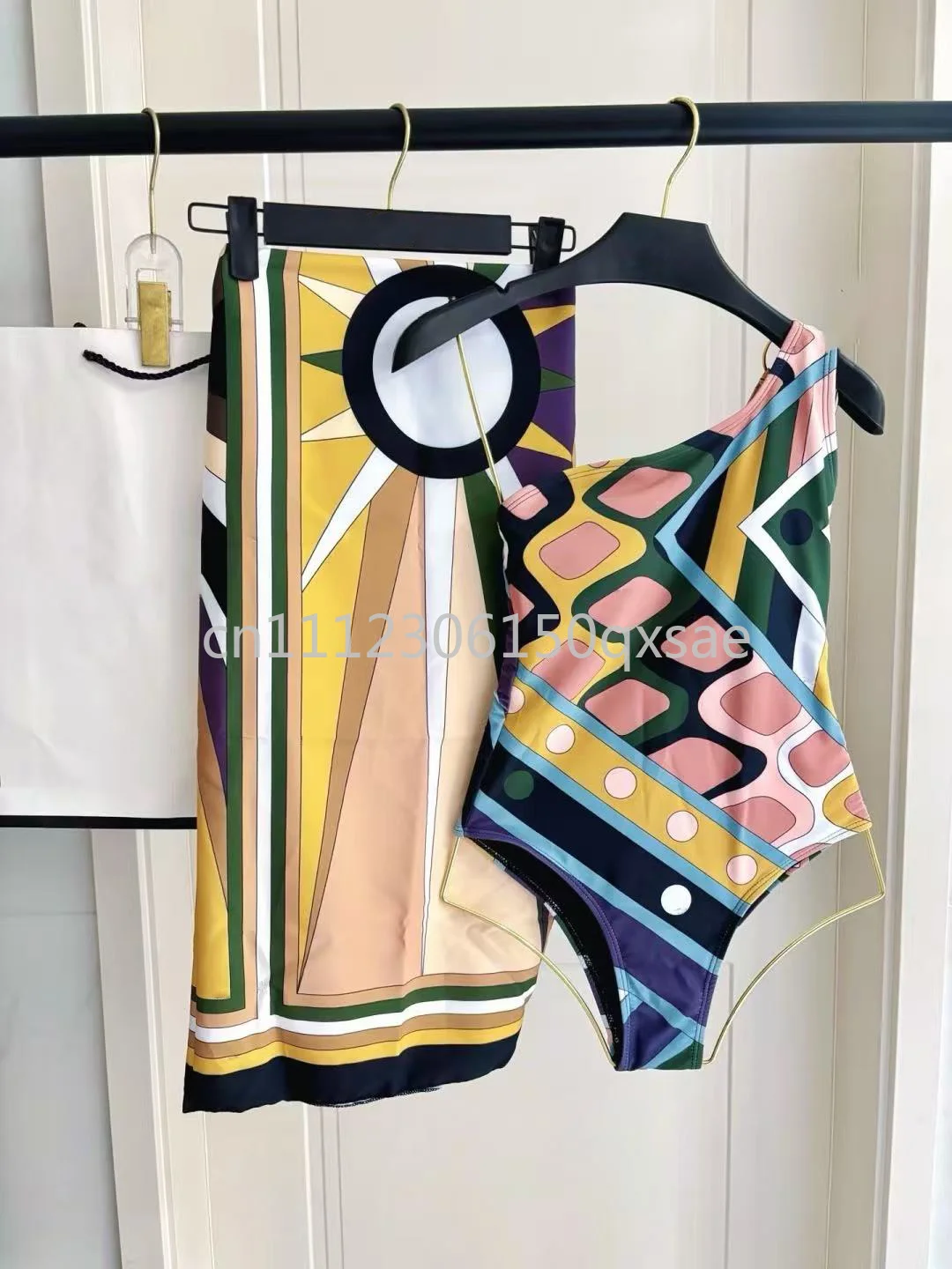 Luxury Design Women's Scarf Swimsuits with Designer Signature Letter Logo Fashion Brand Women's One-Piece Swimsuits Swimwear
Luxury Design Women's Scarf Swimsuits with Designer Signature Letter Logo Fashion Brand Women's One-Piece Swimsuits Swimwear