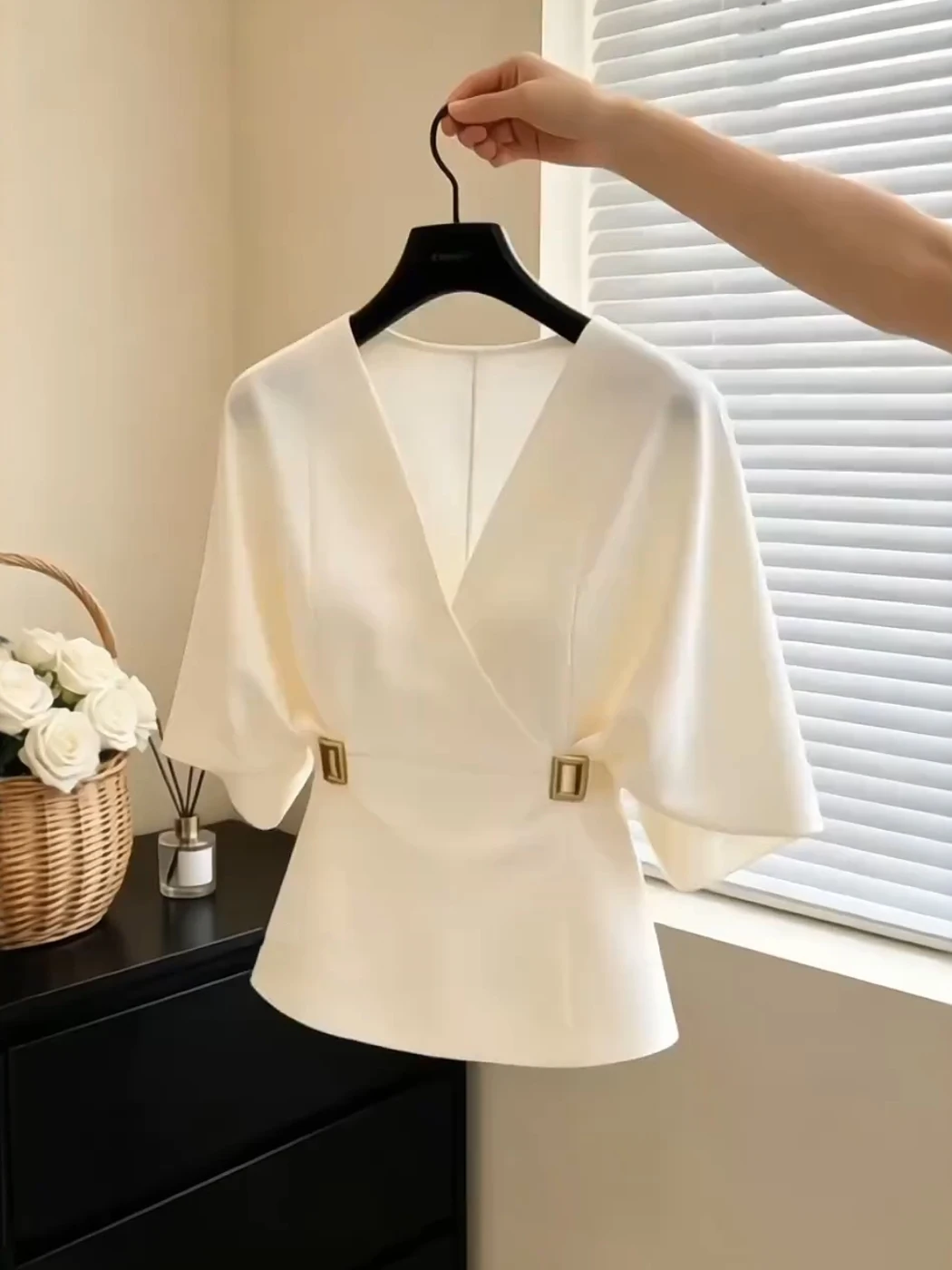 White V-Neck Waist-Cinching Shirt Women's Summer Fashion Lightweight Elegant Slimming Batwing Sleeve Top Korean Style Commute
White V-Neck Waist-Cinching Shirt Women's Summer Fashion Lightweight Elegant Slimming Batwing Sleeve Top Korean Style Commute