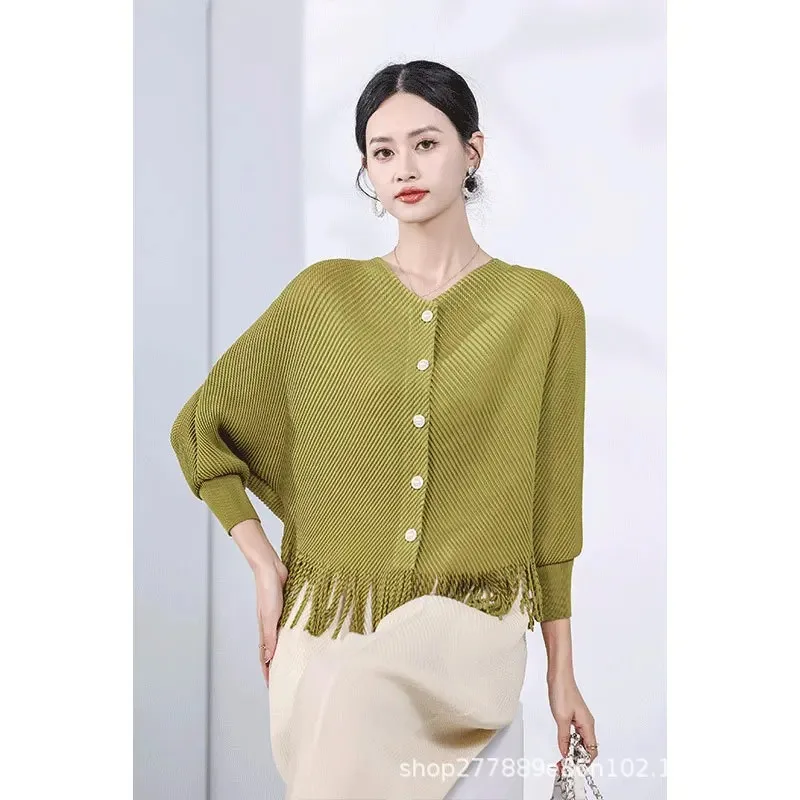 2025 Spring New Women Tops Solid Colour V-neck Long-sleeved Single-breasted Fringe Design Loose Large Size Fashion Female Coat
2025 Spring New Women Tops Solid Colour V-neck Long-sleeved Single-breasted Fringe Design Loose Large Size Fashion Female Coat