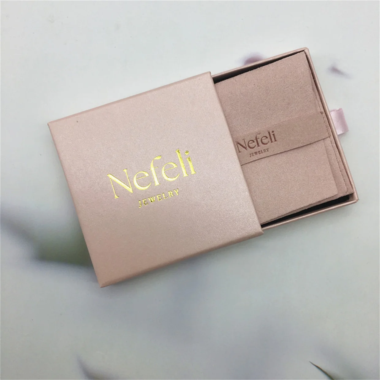 Бумажная упаковочная коробка для ювелирных изделий с логотипом, ящик для колец, браслет, серьги-гвоздики, ожерелье для хранения, подарочные коробки, бархатная сумка из микрофибры, сумка
Бумажная упаковочная коробка для ювелирных изделий с логотипом, ящик для колец, браслет, серьги-гвоздики, ожерелье для хранения, подарочные коробки, бархатная сумка из микрофибры, сумка