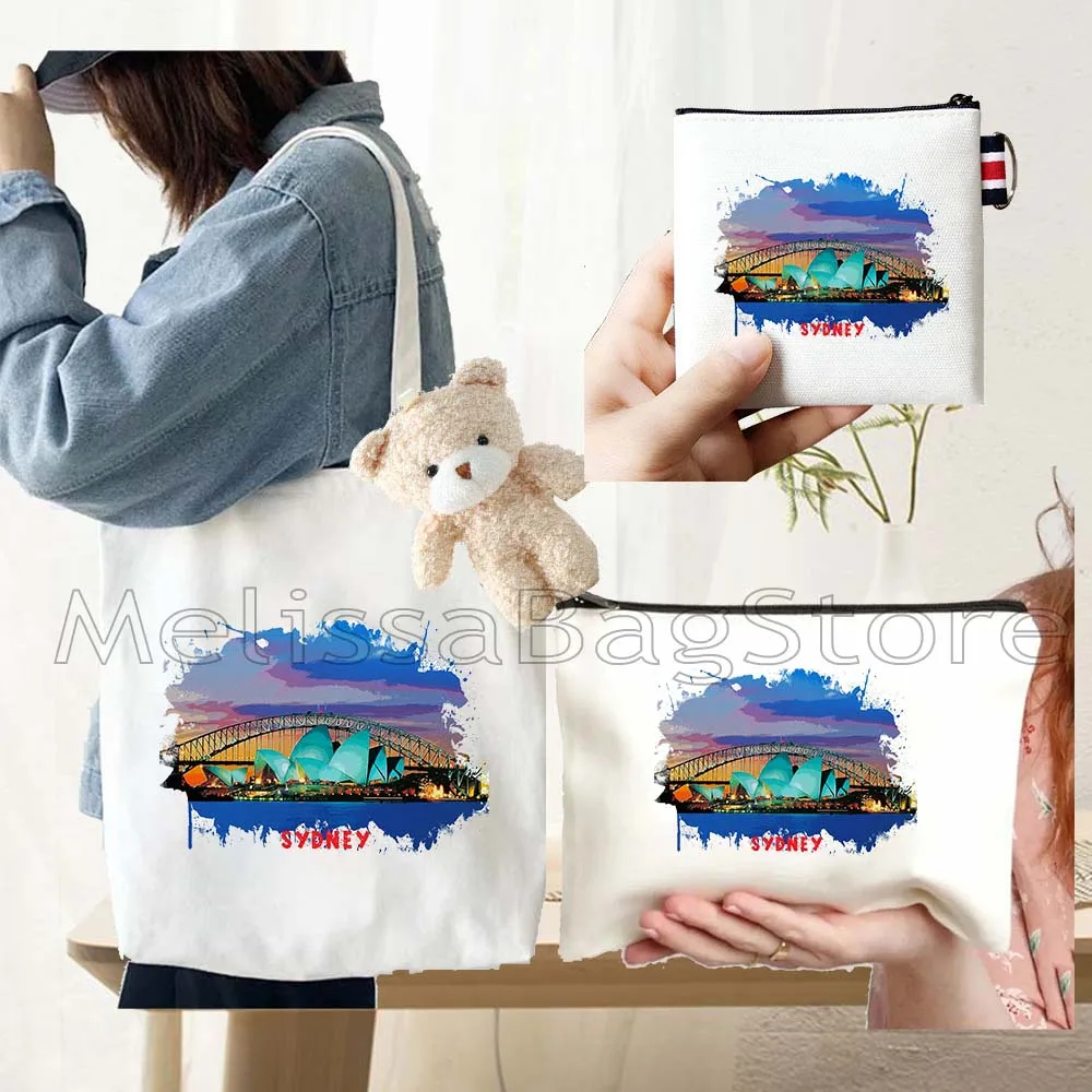 4PCS Gifts Sydney Australia White Canvas Tote Bag Handbag with Doll Key Coin Purse Cosmetic Makeup Toilet Bag Case Pouch
4PCS Gifts Sydney Australia White Canvas Tote Bag Handbag with Doll Key Coin Purse Cosmetic Makeup Toilet Bag Case Pouch