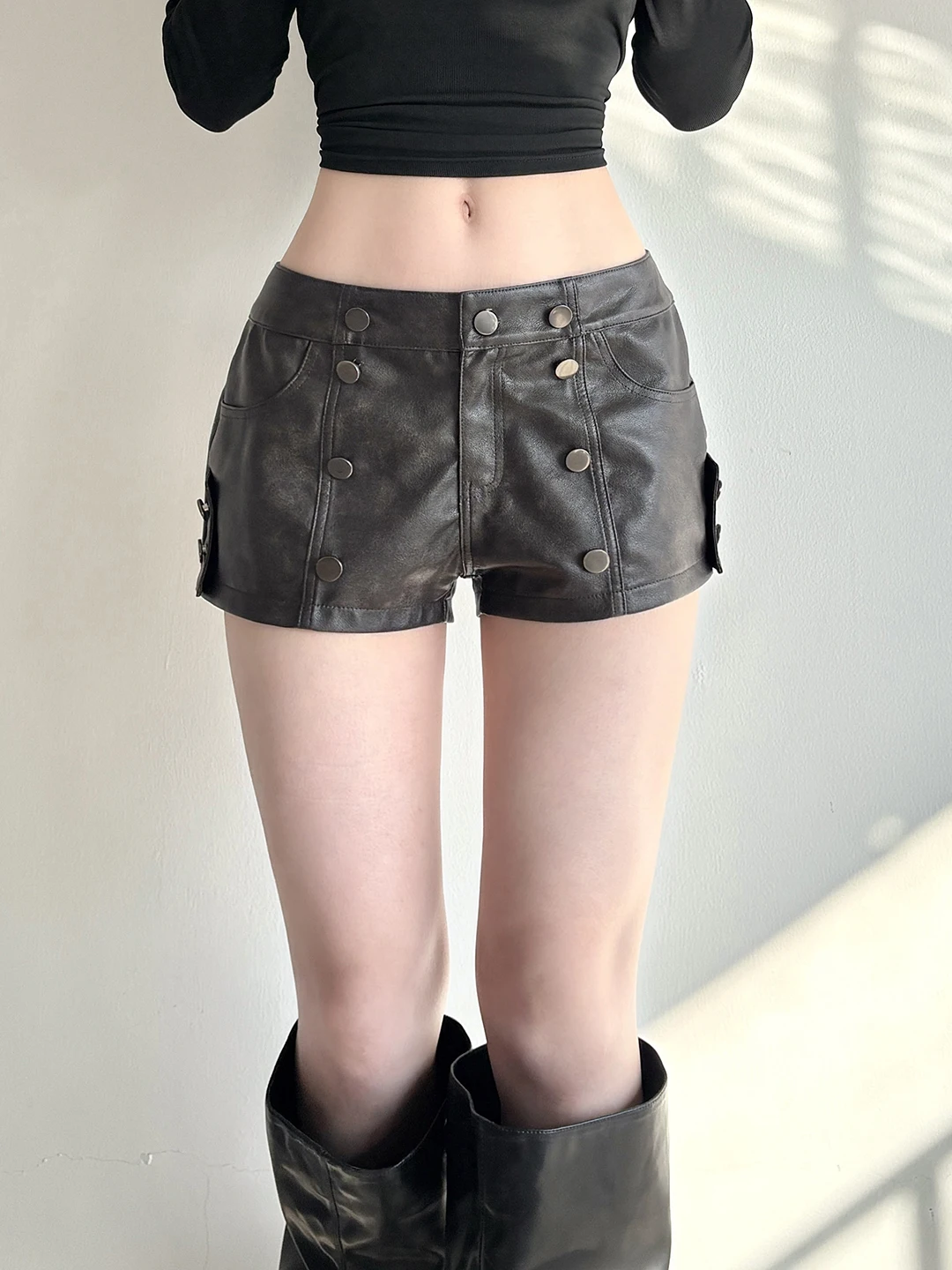 WEEKEEP American Retro Street Style Low Waist Leather Shorts Metal Buckle Decoration Faded Sexy Slimming Hot Pants
WEEKEEP American Retro Street Style Low Waist Leather Shorts Metal Buckle Decoration Faded Sexy Slimming Hot Pants