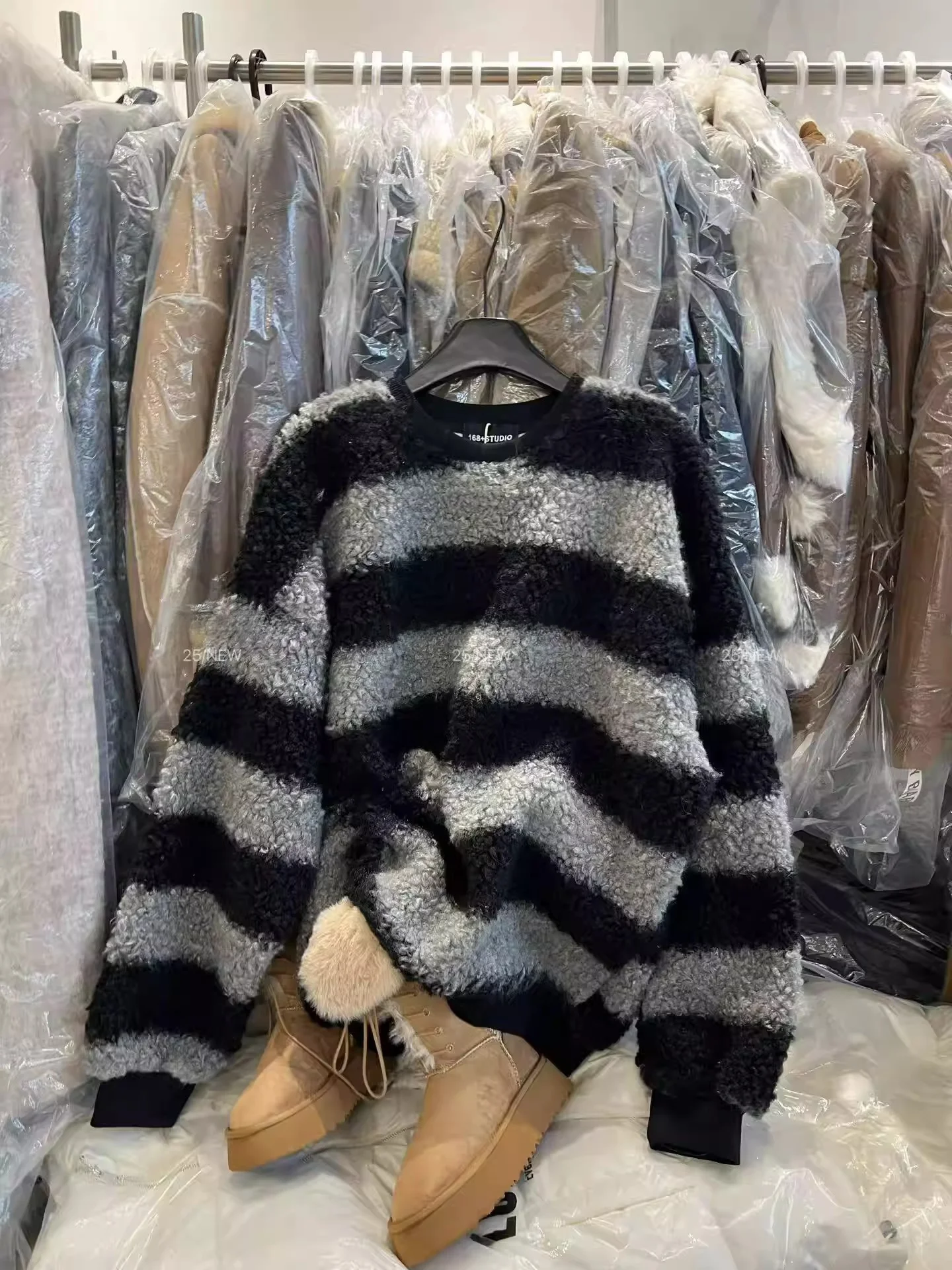 Женский свитшот оверсайз из овечьей шерсти в полоску, осенне-зимняя новинка из Дондэмун, корейский повседневный стиль, круглый вырез, размер 300
Женский свитшот оверсайз из овечьей шерсти в полоску, осенне-зимняя новинка из Дондэмун, корейский повседневный стиль, круглый вырез, размер 300