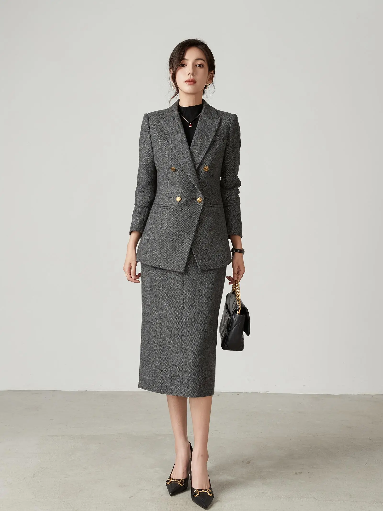 Шерстяное пальто-костюм в деловом стиле, приталенное, осенне-зимнее, новое, двубортное, однотонное, для офиса
Шерстяное пальто-костюм в деловом стиле, приталенное, осенне-зимнее, новое, двубортное, однотонное, для офиса