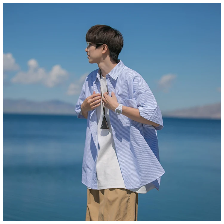 Summer Men's Casual Stripe ort Sve irt Thin Flip Collar Faion Brand y Versatile Lightweight Outerwear Trendy
Summer Men's Casual Stripe ort Sve irt Thin Flip Collar Faion Brand y Versatile Lightweight Outerwear Trendy