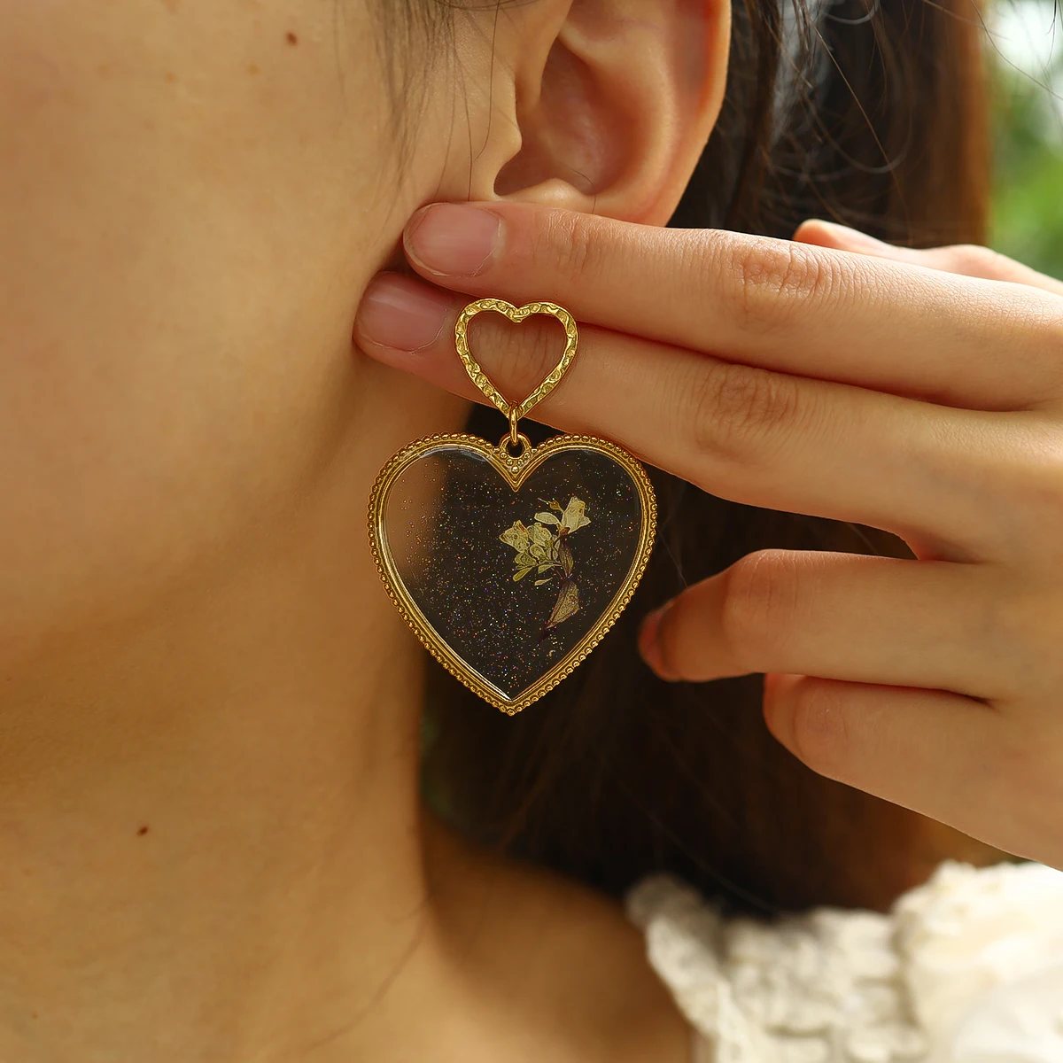 WILD & FREE Creative Dried Flower Heart Drop Earrings for Women Retro Irregular Plant Charm Stainless Steel Jewelry
WILD & FREE Creative Dried Flower Heart Drop Earrings for Women Retro Irregular Plant Charm Stainless Steel Jewelry
