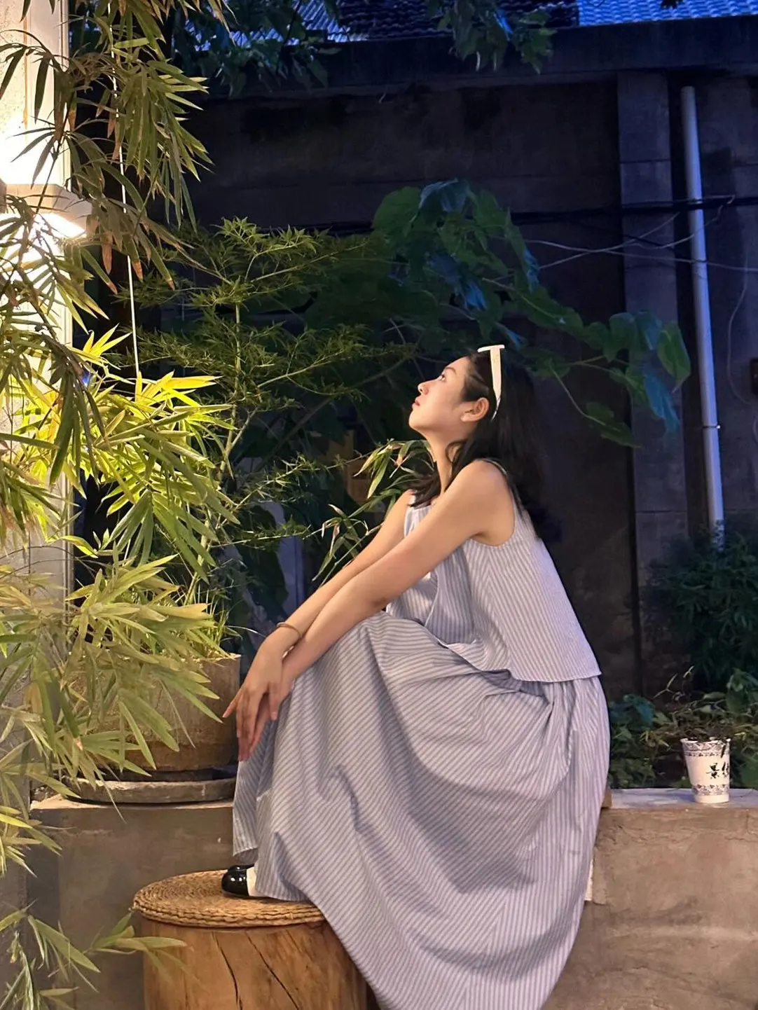 Minimalist Blue Vertical Striped Sleeveless round Neck Vest High Waist Slimming Half Skirt Women Summer Casual Commute Set
Minimalist Blue Vertical Striped Sleeveless round Neck Vest High Waist Slimming Half Skirt Women Summer Casual Commute Set