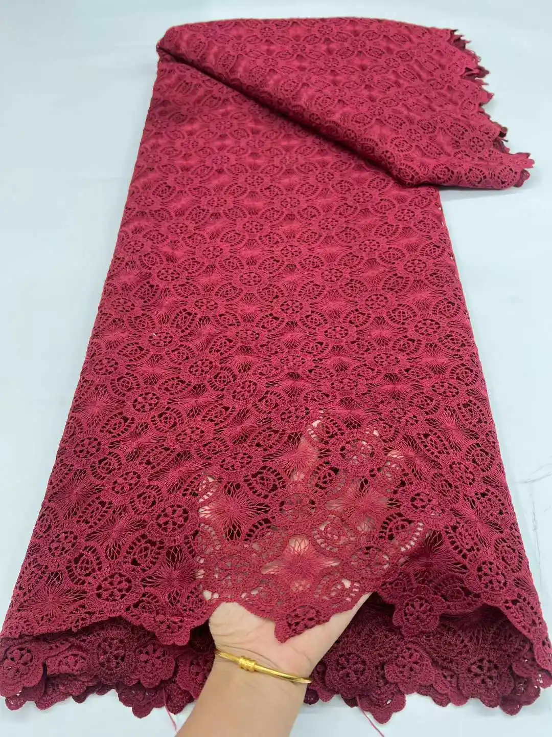 Африканское кружево из молочного шелка 2026: высококачественное водорастворимое нигерийское гипюровое кружево для свадебных и праздничных платьев
Африканское кружево из молочного шелка 2026: высококачественное водорастворимое нигерийское гипюровое кружево для свадебных и праздничных платьев