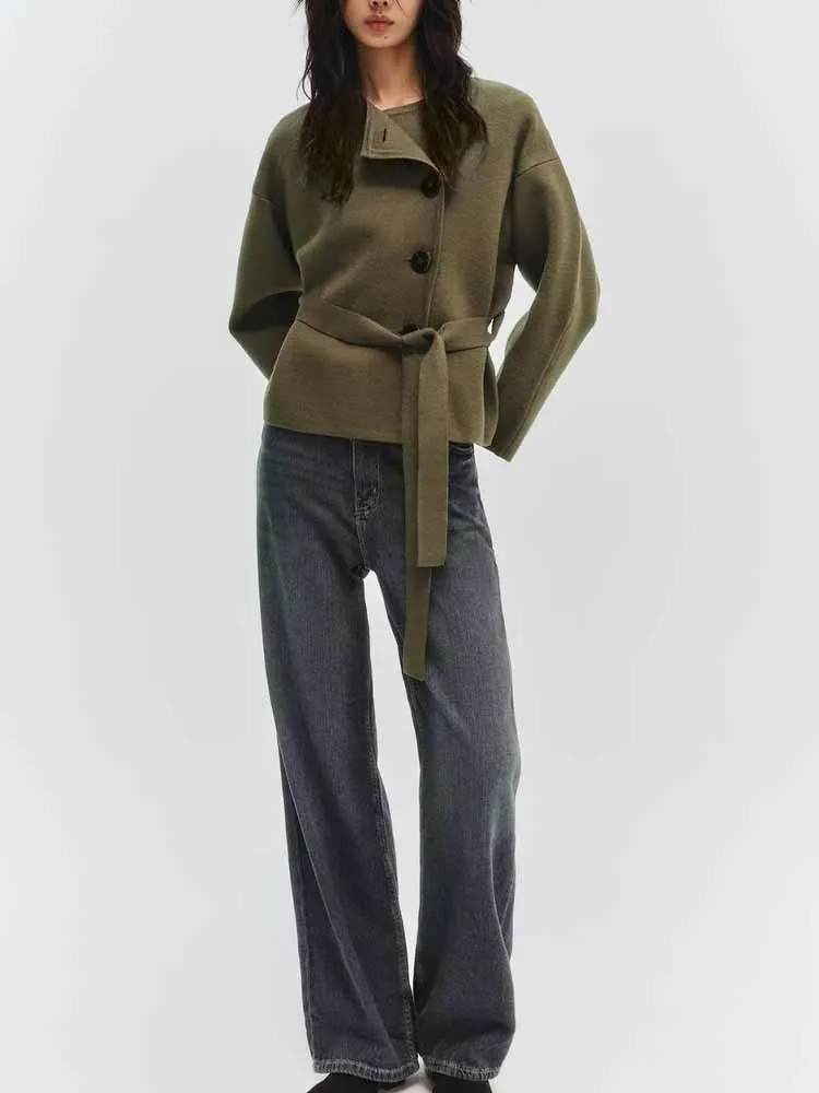 European and American style winter new fashionable casual women's clothing design with belted knitted short coat
European and American style winter new fashionable casual women's clothing design with belted knitted short coat