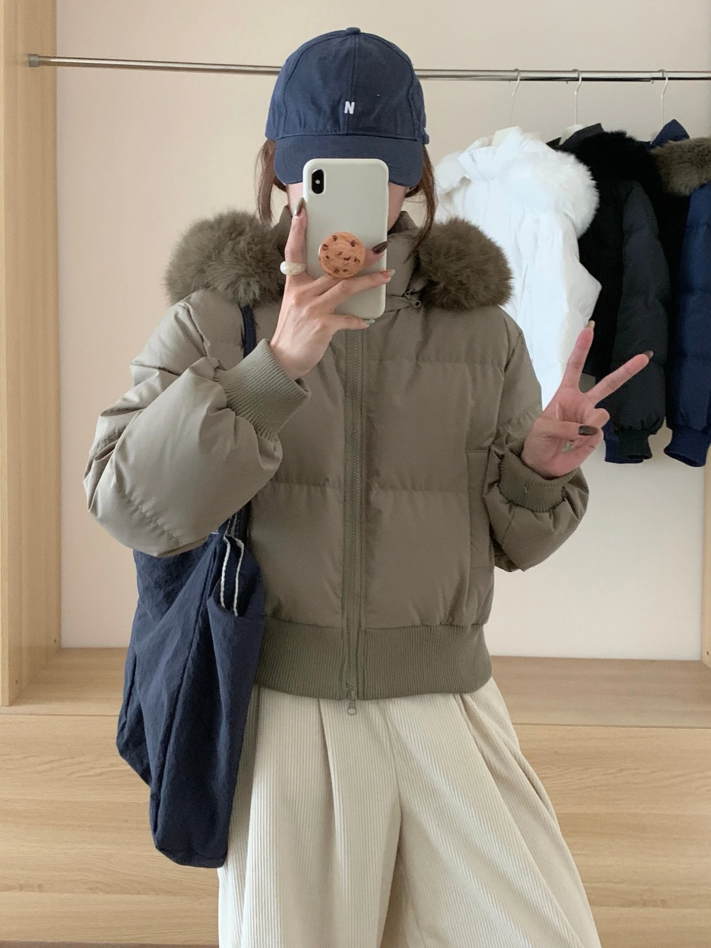 Корейская утепленная хлопковая куртка с большим меховым воротником, приталенная, зимняя, теплая, на молнии, прямого кроя, для женщин
Корейская утепленная хлопковая куртка с большим меховым воротником, приталенная, зимняя, теплая, на молнии, прямого кроя, для женщин