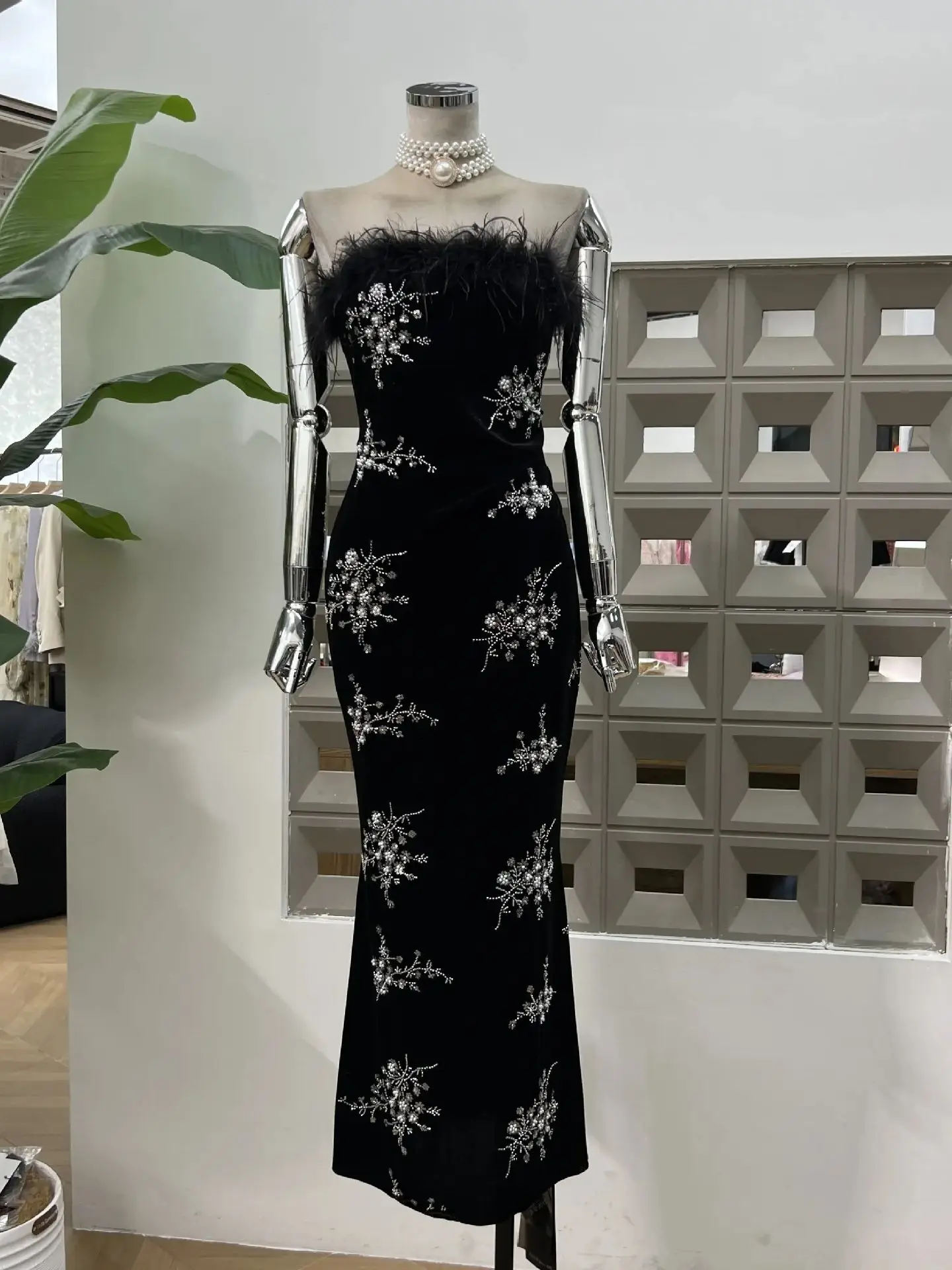 Черное перо с вышивкой без бретелек, женское винтажное сексуальное повседневное модное бальное платье с открытой спиной для рождественской вечеринки, торжественное вечернее платье
Черное перо с вышивкой без бретелек, женское винтажное сексуальное повседневное модное бальное платье с открытой спиной для рождественской вечеринки, торжественное вечернее платье