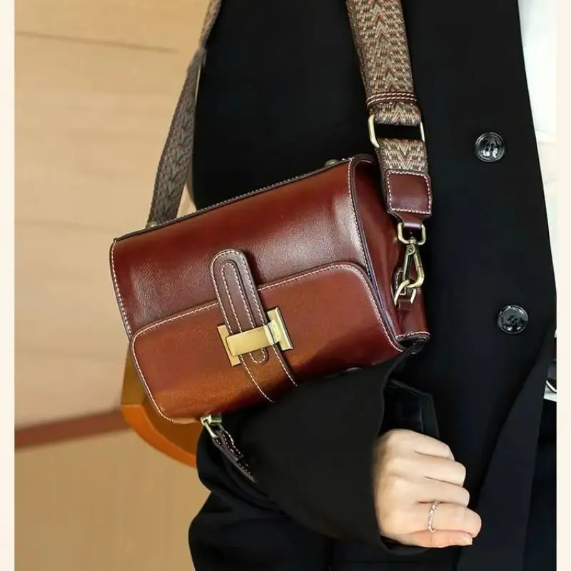 New High-end Bag Women's Messenger Bag High-end Light Luxury Brand Women's Portable Shoulder Bag Exquisite Simple Casual Fashion
New High-end Bag Women's Messenger Bag High-end Light Luxury Brand Women's Portable Shoulder Bag Exquisite Simple Casual Fashion