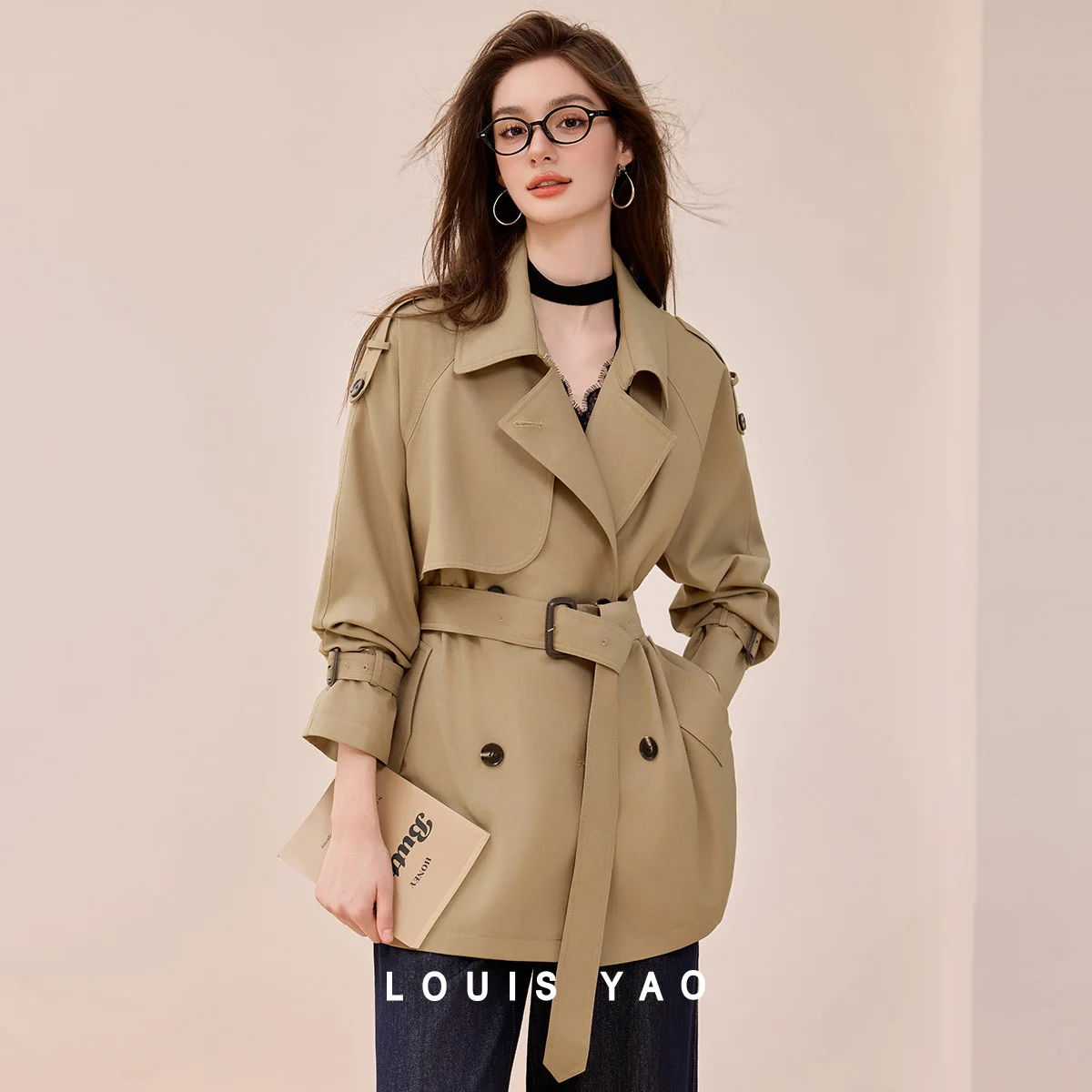 LOUIS YAO Commuter Khaki Women's Trench Coat Windbreaker 2025 Autumn Retro Non Elastic Double Breasted Waist Belt Women's Coat
LOUIS YAO Commuter Khaki Women's Trench Coat Windbreaker 2025 Autumn Retro Non Elastic Double Breasted Waist Belt Women's Coat