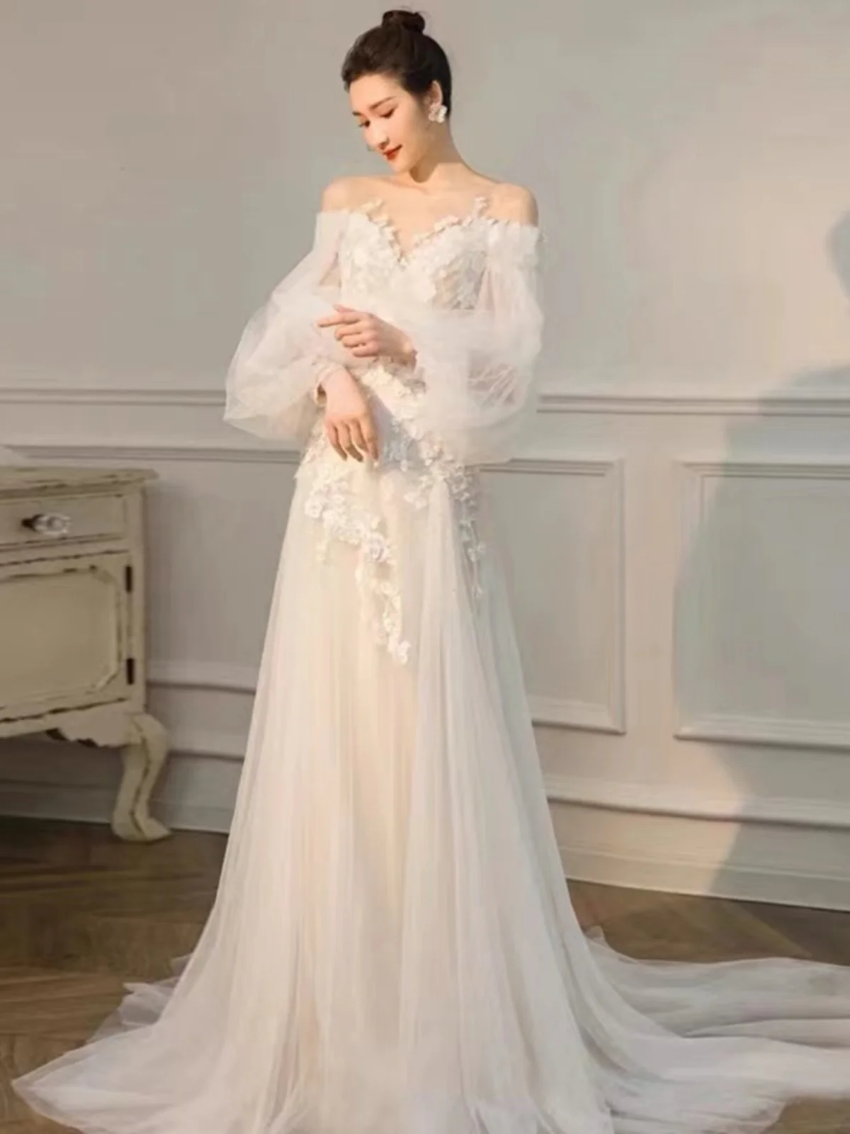 Ele Long Sve Lightweight Wedding Dr One oulder Bridal Gown with Train for Reception Entrance Korean Sle Net Fabric
Ele Long Sve Lightweight Wedding Dr One oulder Bridal Gown with Train for Reception Entrance Korean Sle Net Fabric