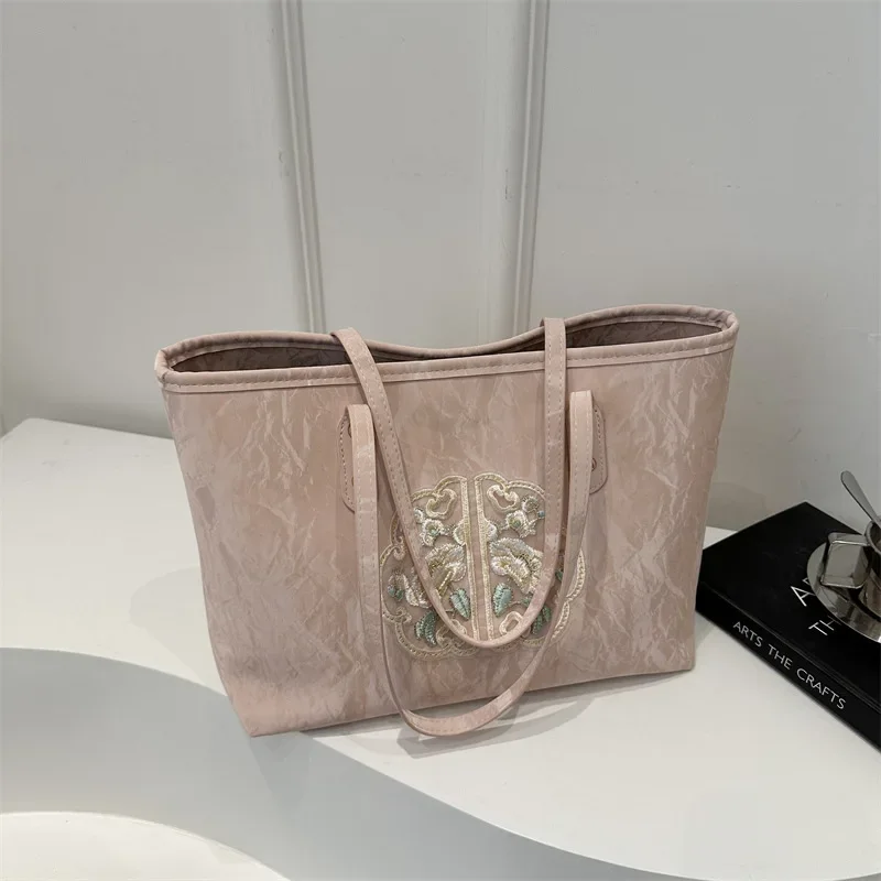 High-value large-capacity commuting texture handbag versatile work shoulder tote bag
High-value large-capacity commuting texture handbag versatile work shoulder tote bag