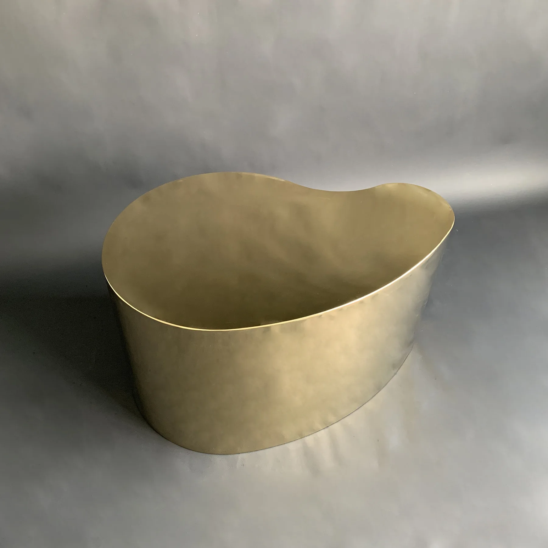 Light stainless steel mango-shaped coffee table Modern creative and fashionable living room Hotel sales department Model 
Light stainless steel mango-shaped coffee table Modern creative and fashionable living room Hotel sales department Model