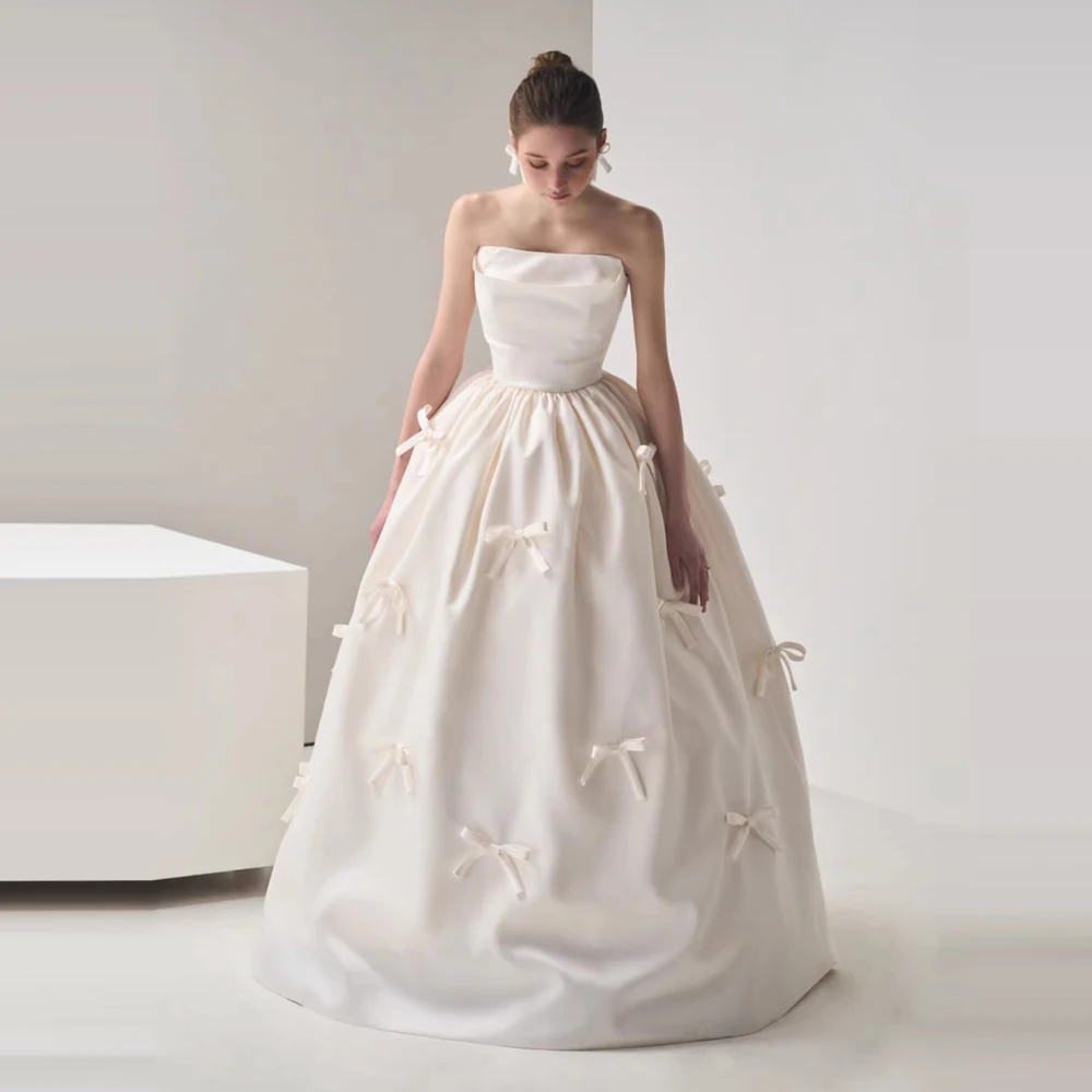Welove 2024 Simple Satin Classic Ball gown Ivory Wedding dress Strapless Bow Custom Corset Style
Welove 2024 Simple Satin Classic Ball gown Ivory Wedding dress Strapless Bow Custom Corset Style