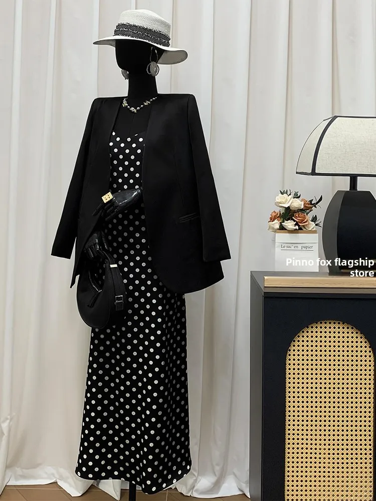 Pigno Весна 2025 Новая блузка из ацетатного атласа в черный горошек, свободного кроя, стройнящая, миди, женская модная короткая верхняя одежда
Pigno Весна 2025 Новая блузка из ацетатного атласа в черный горошек, свободного кроя, стройнящая, миди, женская модная короткая верхняя одежда