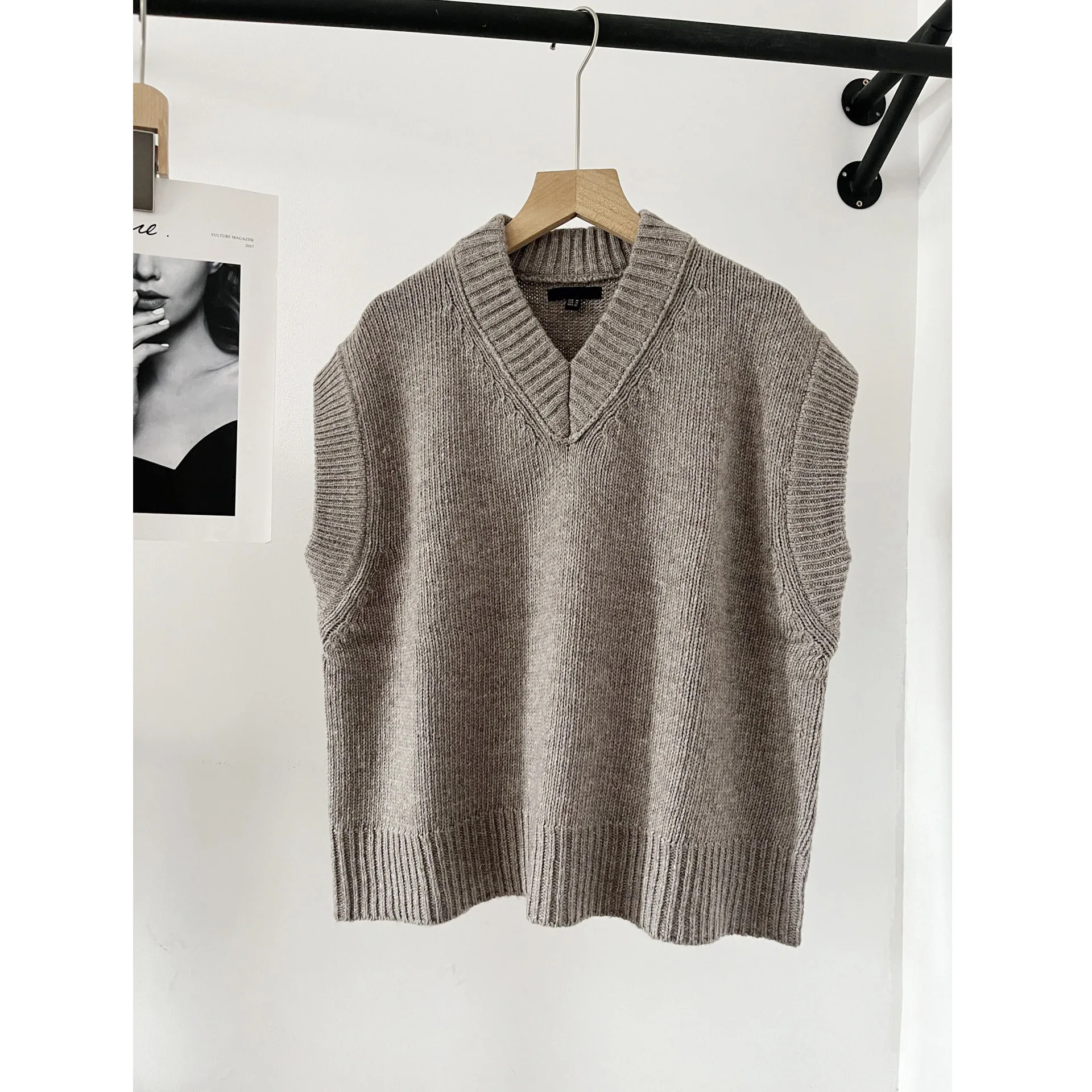 Women's casual minimalist style stacked soft waxy wool blended V-neck knitted vest vest 16a
Women's casual minimalist style stacked soft waxy wool blended V-neck knitted vest vest 16a