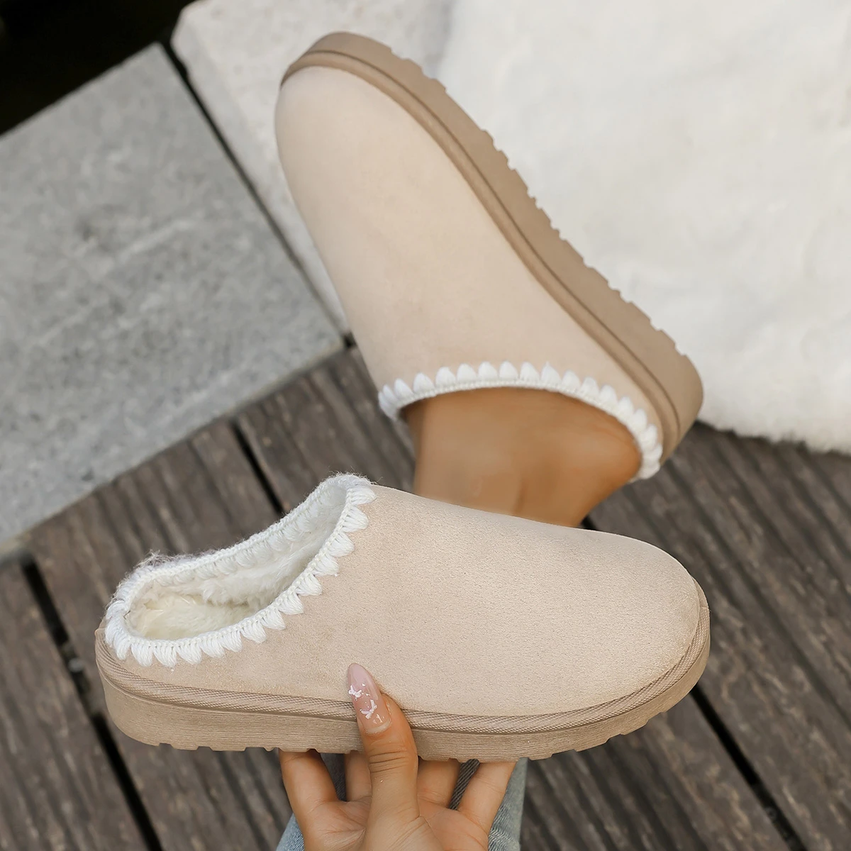 2025 Winter warm fluffy Woman slippers soft bottom non slip thick plush clogs women Casual Platform House inddor Shoes slides
2025 Winter warm fluffy Woman slippers soft bottom non slip thick plush clogs women Casual Platform House inddor Shoes slides