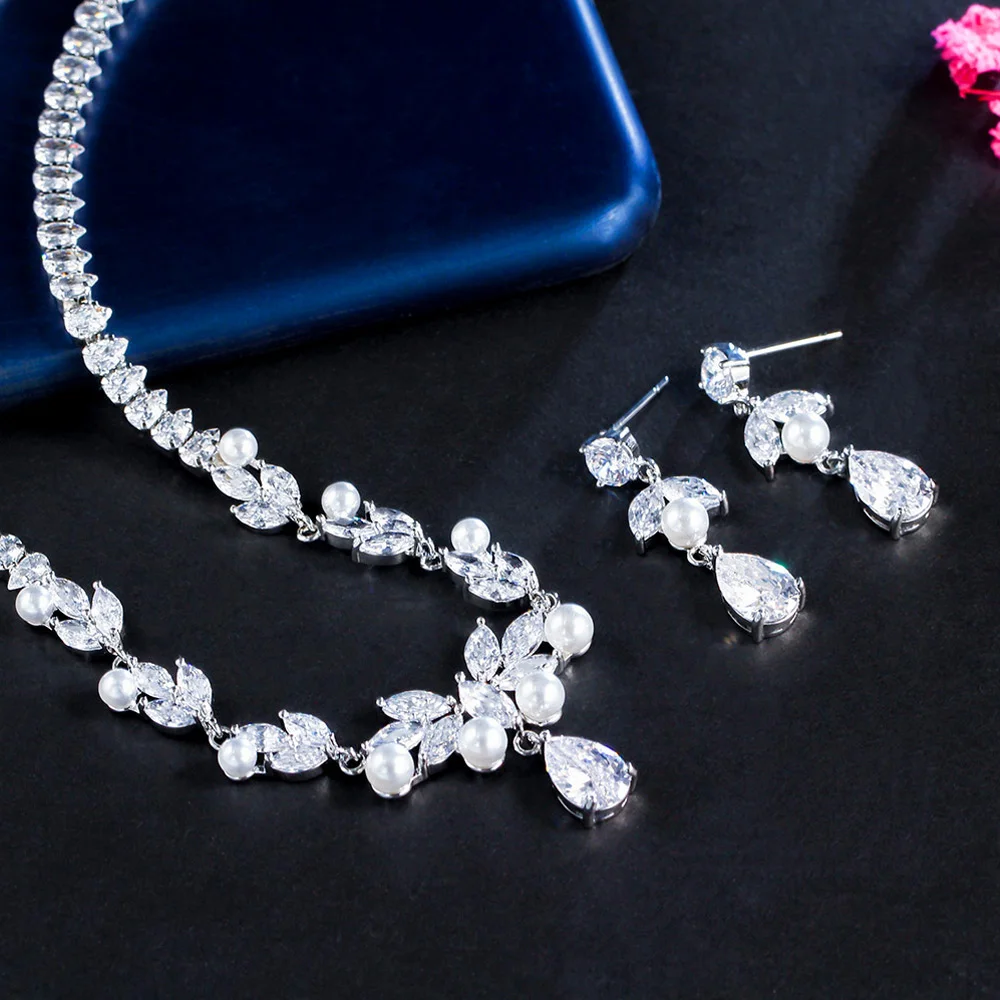Pera Classy White Cubic Zirconia Delicate Pearl Leaf Design Necklace and Earrings Set for Women Evening Dress Party Jewelry J521
Pera Classy White Cubic Zirconia Delicate Pearl Leaf Design Necklace and Earrings Set for Women Evening Dress Party Jewelry J521