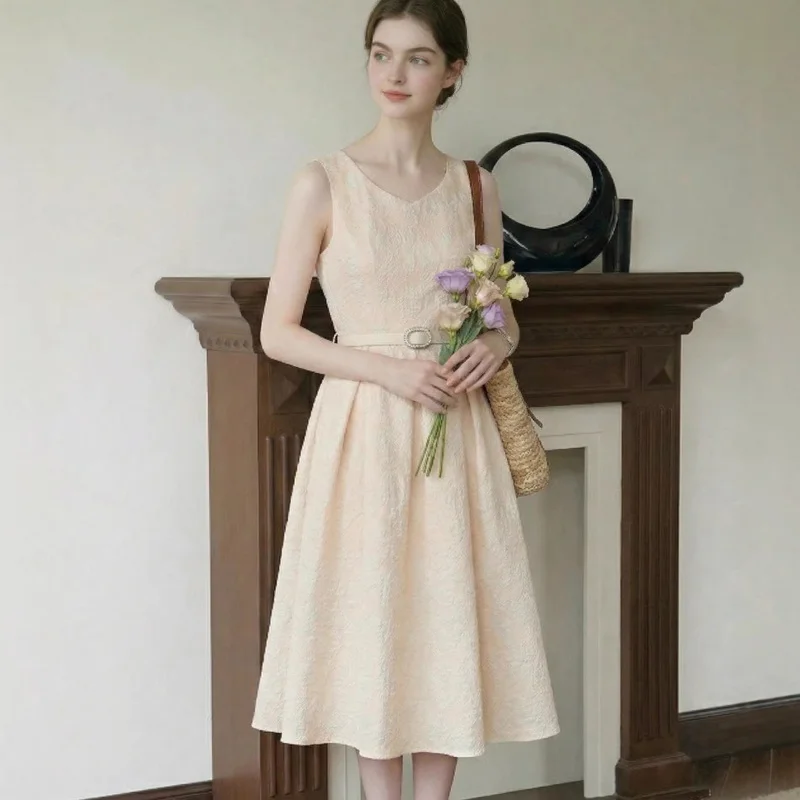 2026 New Spring Sleeveless DressVCollared, Waist-Cinching French Midi Skirt With A Casual And Elegant Large Hemline
2026 New Spring Sleeveless DressVCollared, Waist-Cinching French Midi Skirt With A Casual And Elegant Large Hemline