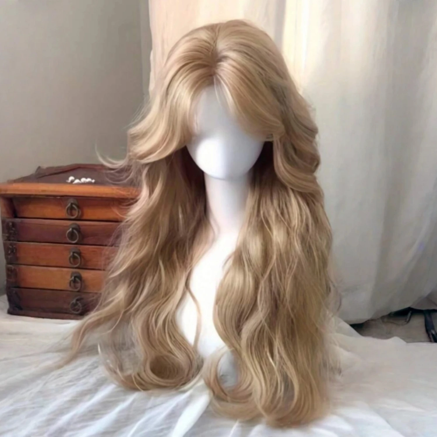 22-Inch Synthetic Wig for Women, Featuring a Long Wavy Hairstyle with Curly Wave Texture Wig Role-Playing, Costumes
22-Inch Synthetic Wig for Women, Featuring a Long Wavy Hairstyle with Curly Wave Texture Wig Role-Playing, Costumes