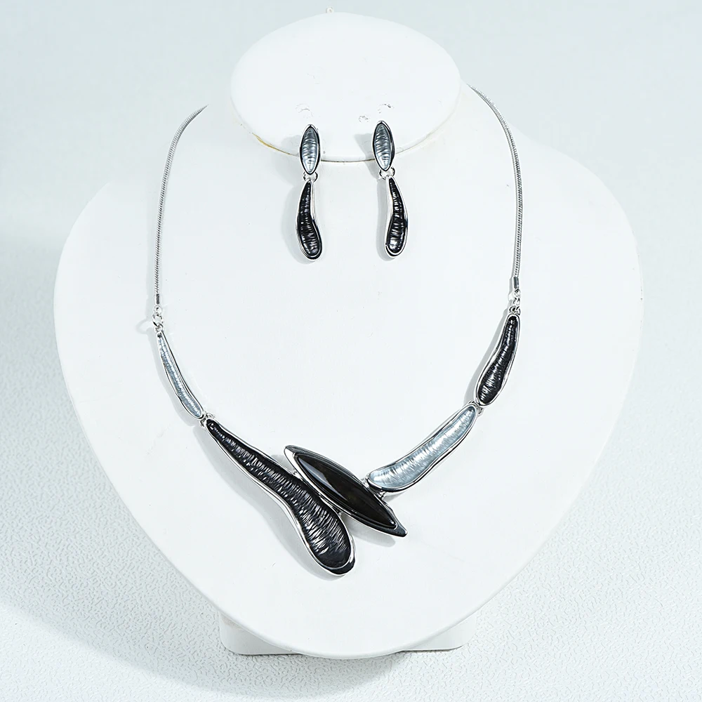 ICEYY Designer Luxury Quality Simple Black Irregular shape Collares Necklace Women jewelry Set beauty accessories
ICEYY Designer Luxury Quality Simple Black Irregular shape Collares Necklace Women jewelry Set beauty accessories