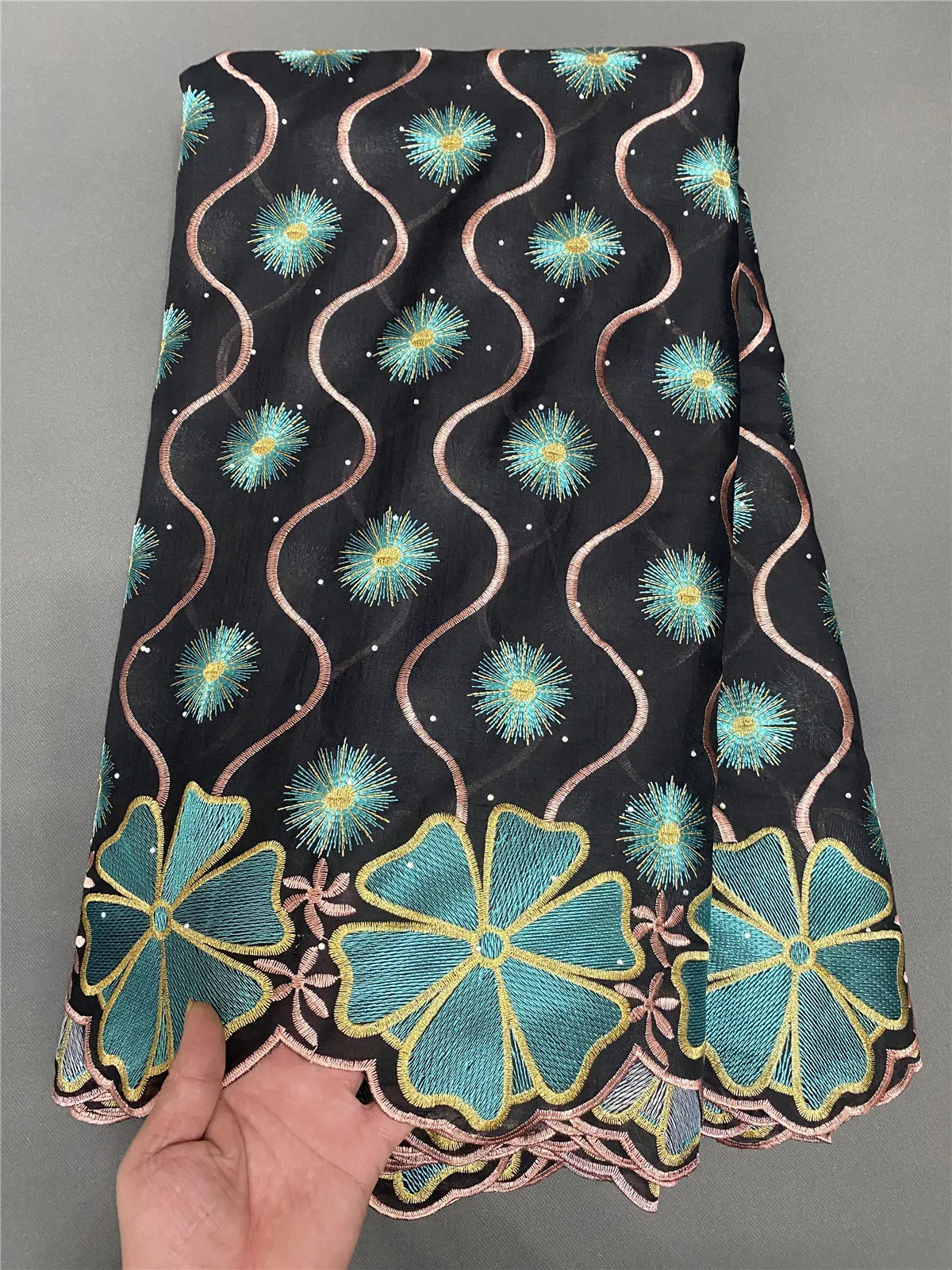 Новейшая швейцарская вуаль 5 + 2 ярда, кружевная ткань, африканская кружевная ткань с вышивкой, 100% хлопчатобумажная ткань, швейцарская вуаль, кружево в Швейцарии, 898
Новейшая швейцарская вуаль 5 + 2 ярда, кружевная ткань, африканская кружевная ткань с вышивкой, 100% хлопчатобумажная ткань, швейцарская вуаль, кружево в Швейцарии, 898