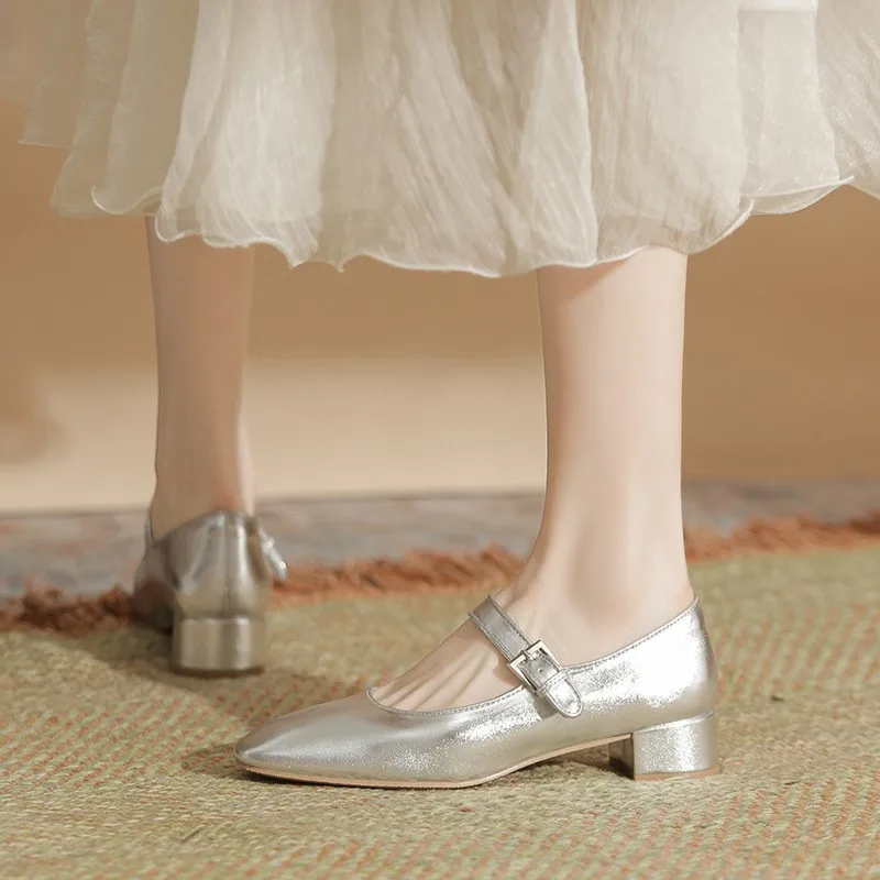 Новинка весны 2024, туфли на одинарном каблуке с неглубоким носком, женские туфли на среднем каблуке, одна линия, пряжка, толстый каблук, одинарные туфли
Новинка весны 2024, туфли на одинарном каблуке с неглубоким носком, женские туфли на среднем каблуке, одна линия, пряжка, толстый каблук, одинарные туфли