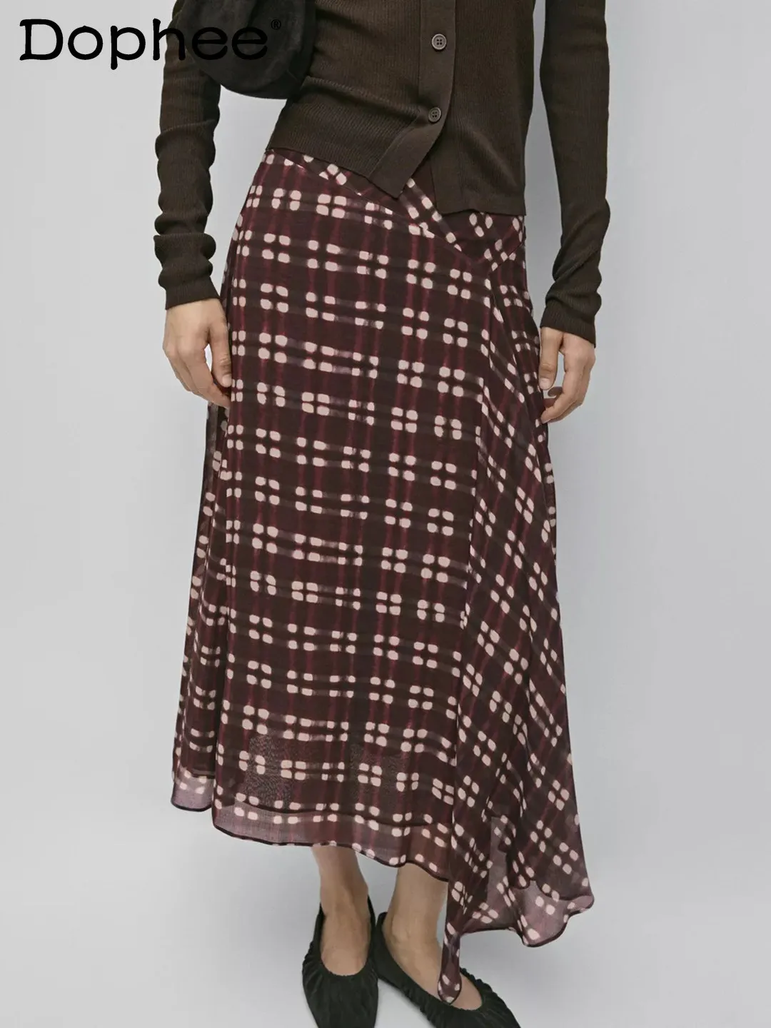 Новая женская юбка миди 2026 года в стиле французского ретро с клетчатым узором и драпировкой, универсальная повседневная модель для города
Новая женская юбка миди 2026 года в стиле французского ретро с клетчатым узором и драпировкой, универсальная повседневная модель для города