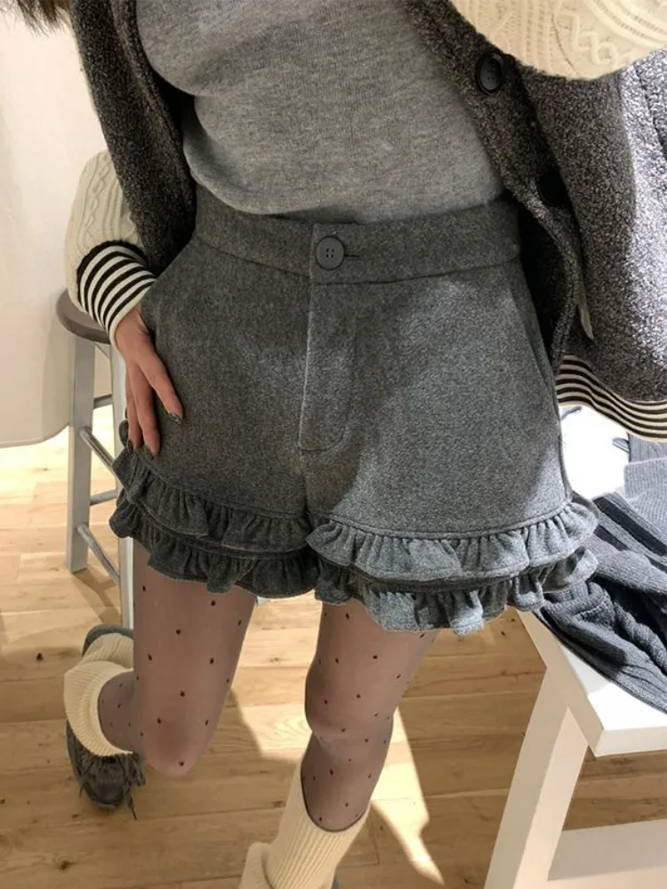 Sweet Ruffles Patchwork Woolen Short for Women Autumn Winter New Black Short Pants Y2k High Waist Loose Wide Leg Shorts
Sweet Ruffles Patchwork Woolen Short for Women Autumn Winter New Black Short Pants Y2k High Waist Loose Wide Leg Shorts