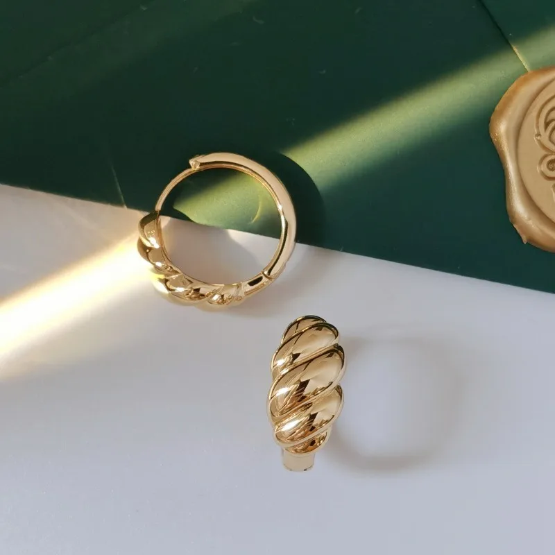 S925 design sense winding lines whole body Tremella decoration niche super good texture earrings retro champagne gold
S925 design sense winding lines whole body Tremella decoration niche super good texture earrings retro champagne gold