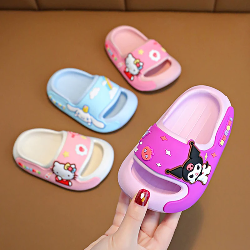 Летние детские тапочки Sanrio, домашние детские тапочки с героями мультфильмов для девочек, нескользящая домашняя обувь на толстой подошве
Летние детские тапочки Sanrio, домашние детские тапочки с героями мультфильмов для девочек, нескользящая домашняя обувь на толстой подошве