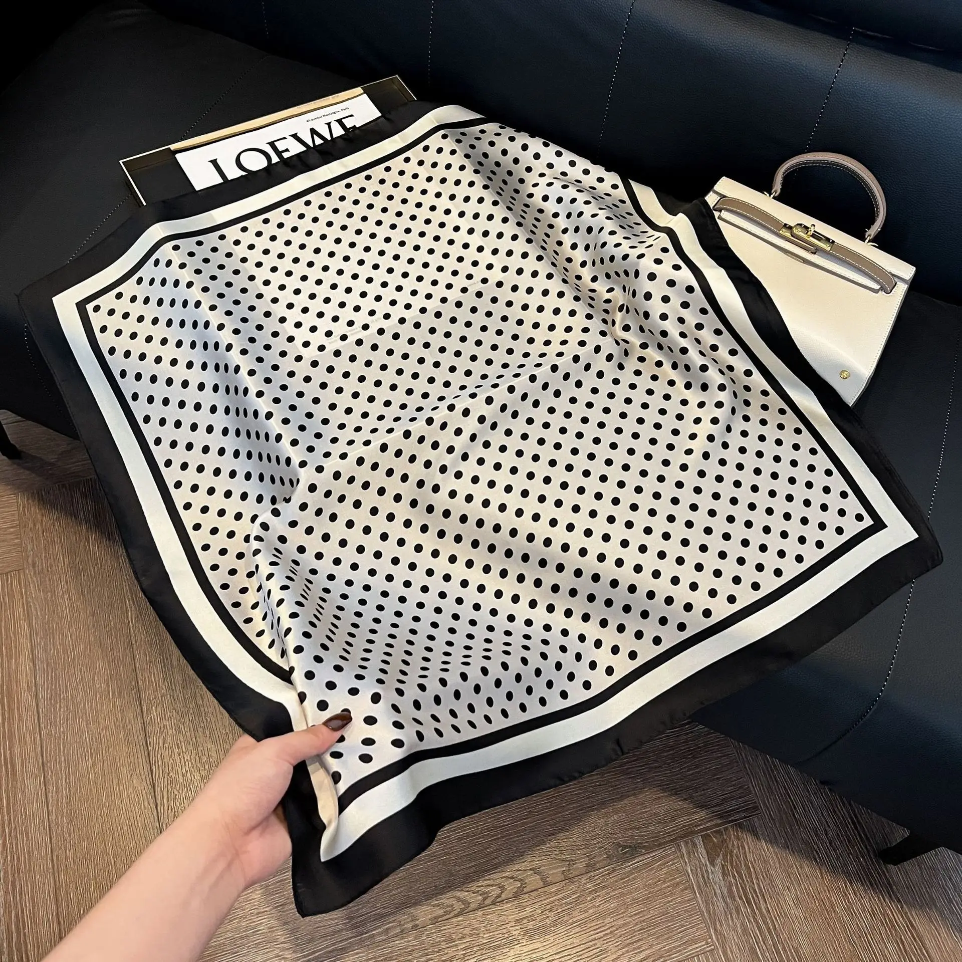 70 см шарф с узором в горошек для женщин, весна-лето, тонкий саржевый шарф из искусственного шелка для модной и универсальной шаль-тюрбан
70 см шарф с узором в горошек для женщин, весна-лето, тонкий саржевый шарф из искусственного шелка для модной и универсальной шаль-тюрбан