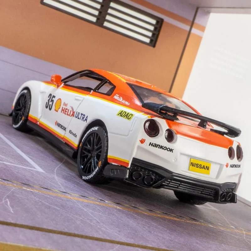 1:32 simulation Nissan GT-R alloy car model has simulated sound and lighting functions doors on both sides that can be opened
1:32 simulation Nissan GT-R alloy car model has simulated sound and lighting functions doors on both sides that can be opened