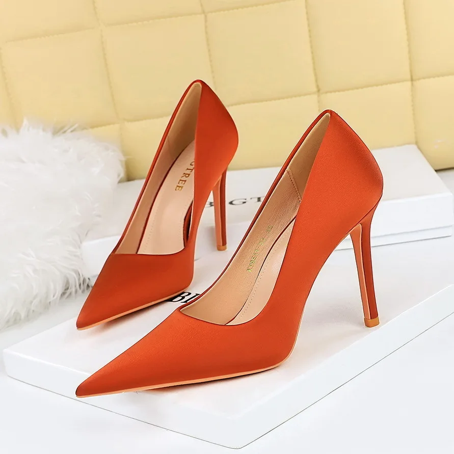 Spring And Autumn Fashion Simple Silk Slim Shallow Mouth Pointed Banquet Women's High Heels Single Wedding ladies shoes
Spring And Autumn Fashion Simple Silk Slim Shallow Mouth Pointed Banquet Women's High Heels Single Wedding ladies shoes