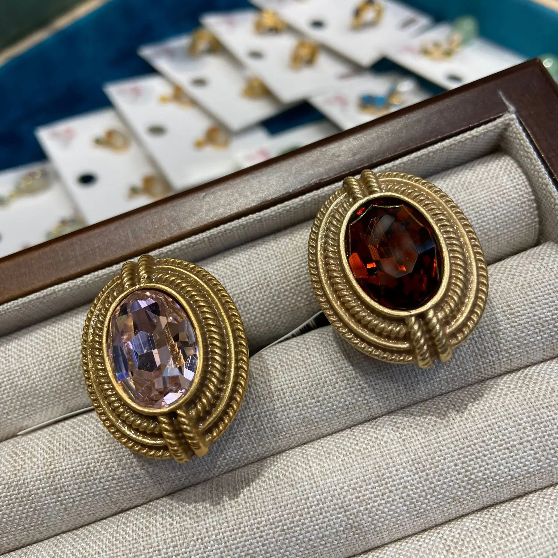 Ladies' Versatile Niche Ring Gift with Oval Gemstone in Retro Hepburn Style - For Lovers
Ladies' Versatile Niche Ring Gift with Oval Gemstone in Retro Hepburn Style - For Lovers