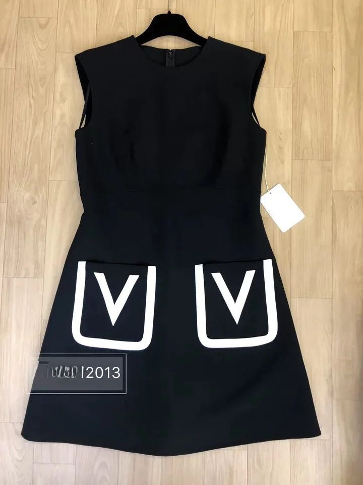 New 2019 Black V-Neck Pocketless Sleeveless Dress Fashionable Summer Women's Dress Elegant Minimalist Style
New 2019 Black V-Neck Pocketless Sleeveless Dress Fashionable Summer Women's Dress Elegant Minimalist Style