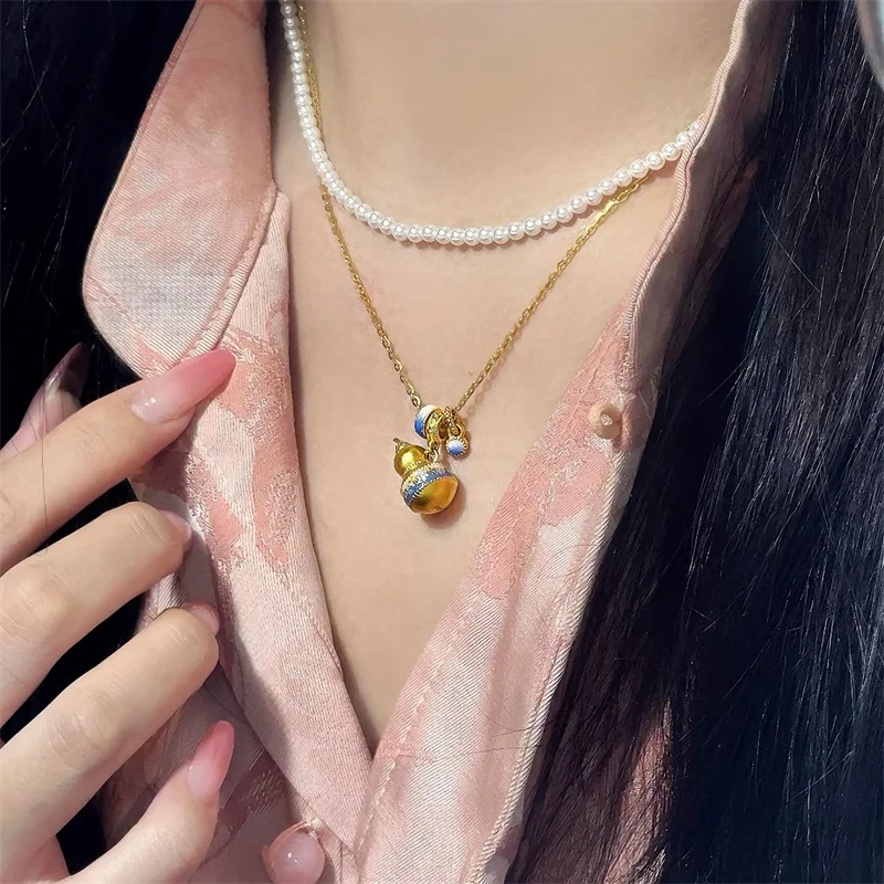 18K Gold AU750 Porcelain-Inspired Pendant Necklace with Lustrous Enameled Patterns for Female Jewelry Lovers
18K Gold AU750 Porcelain-Inspired Pendant Necklace with Lustrous Enameled Patterns for Female Jewelry Lovers