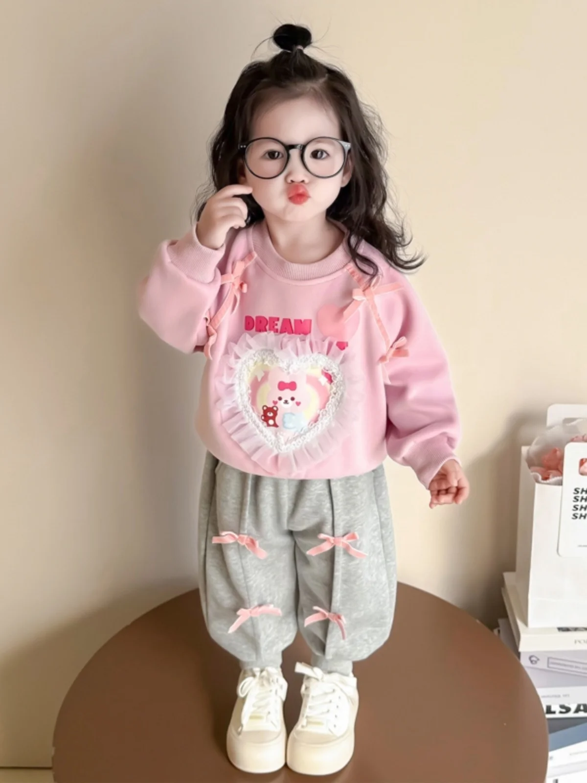 Cute Bear Heart Baby Girl Set 2025 Spring New Sle Little Girl Bow Loose Pants Two-piece Set Cotton Faion Ensemble
Cute Bear Heart Baby Girl Set 2025 Spring New Sle Little Girl Bow Loose Pants Two-piece Set Cotton Faion Ensemble