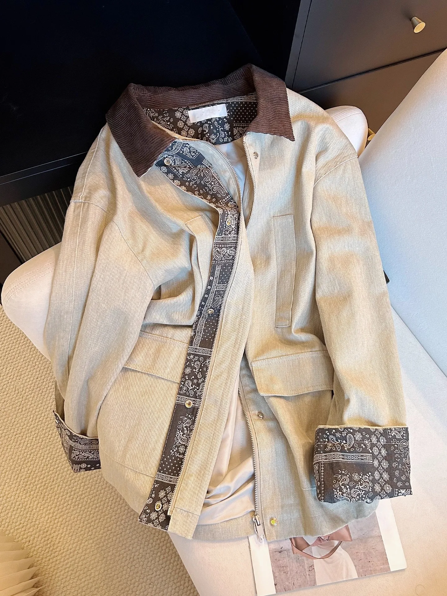 Женская осенняя куртка с американским воротником и принтом, высококачественная, уникальная, очень красивая, в стиле колор-блок, рабочая одежда, топ с длинными рукавами
Женская осенняя куртка с американским воротником и принтом, высококачественная, уникальная, очень красивая, в стиле колор-блок, рабочая одежда, топ с длинными рукавами